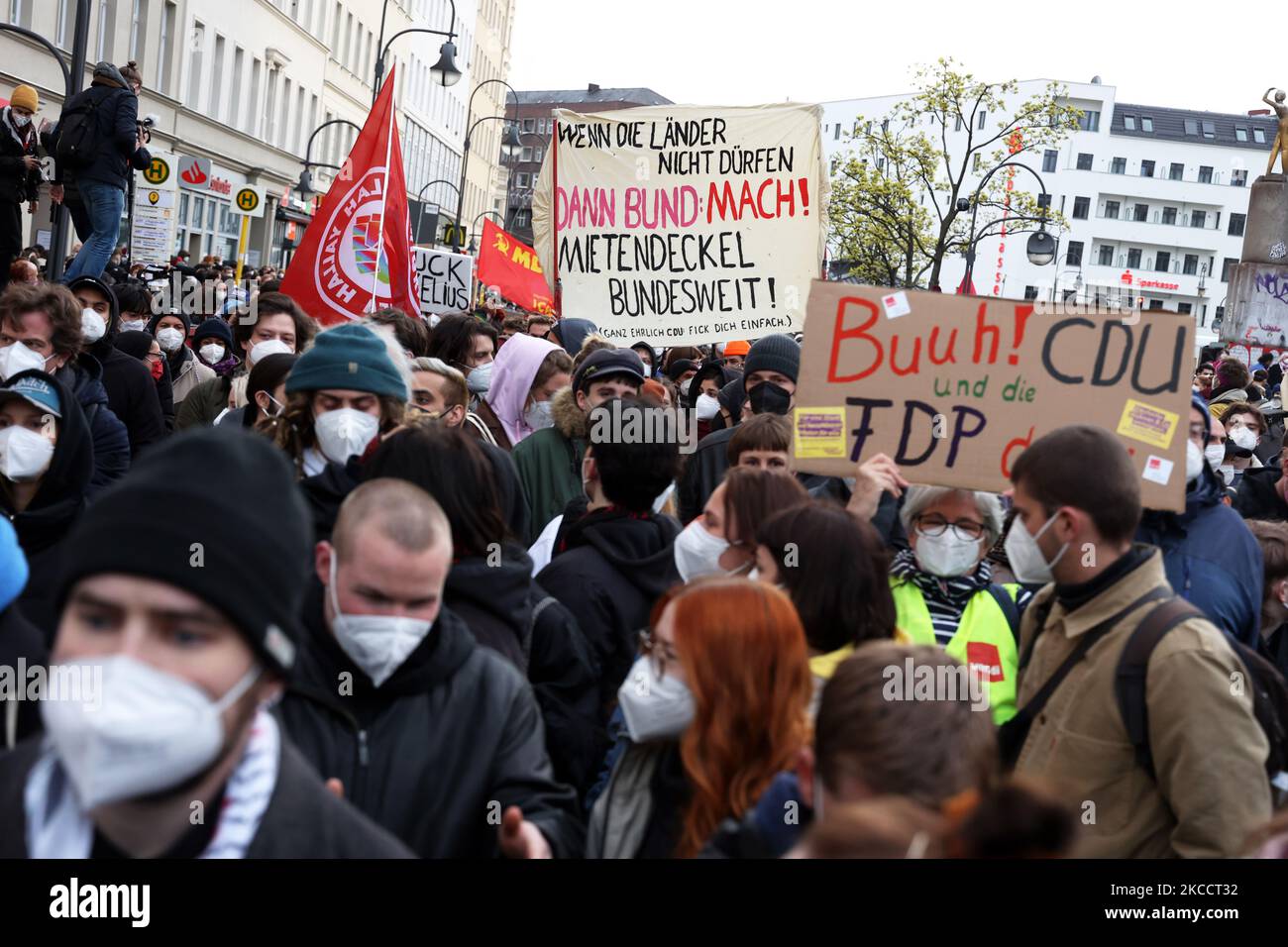 La gente partecipa a una manifestazione per protestare contro l'odierna sentenza della Corte costituzionale federale che annulla il tetto di affitto di Berlino il 15 aprile 2021. (Foto di Emmanuele Contini/NurPhoto) Foto Stock