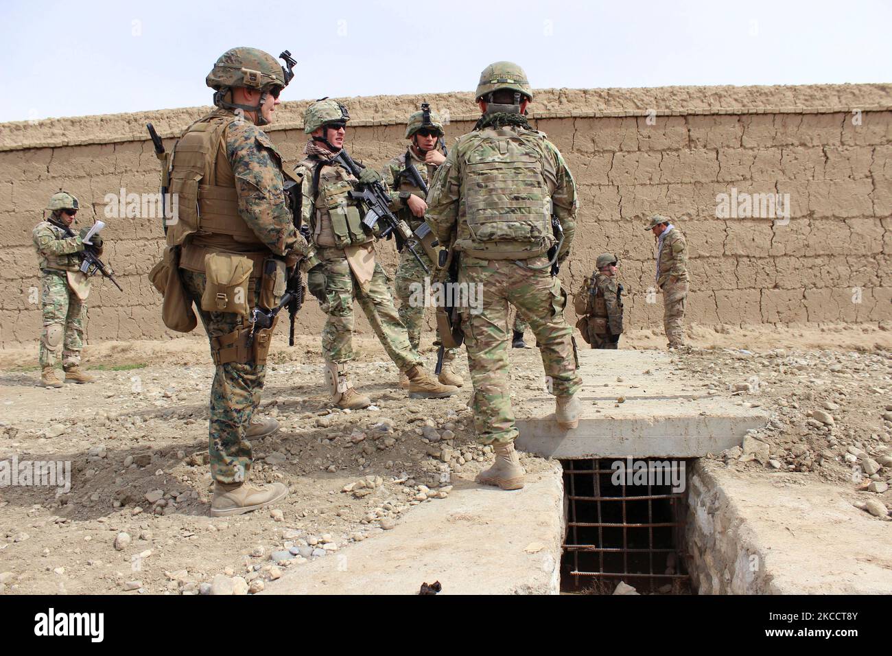 Truppe statunitensi, soldati dell'esercito georgiano e afghano in Afghanistan. Foto Stock