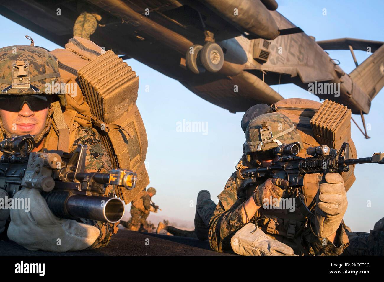I Marines degli Stati Uniti stabiliscono un perimetro durante l'addestramento veloce della corda. Foto Stock