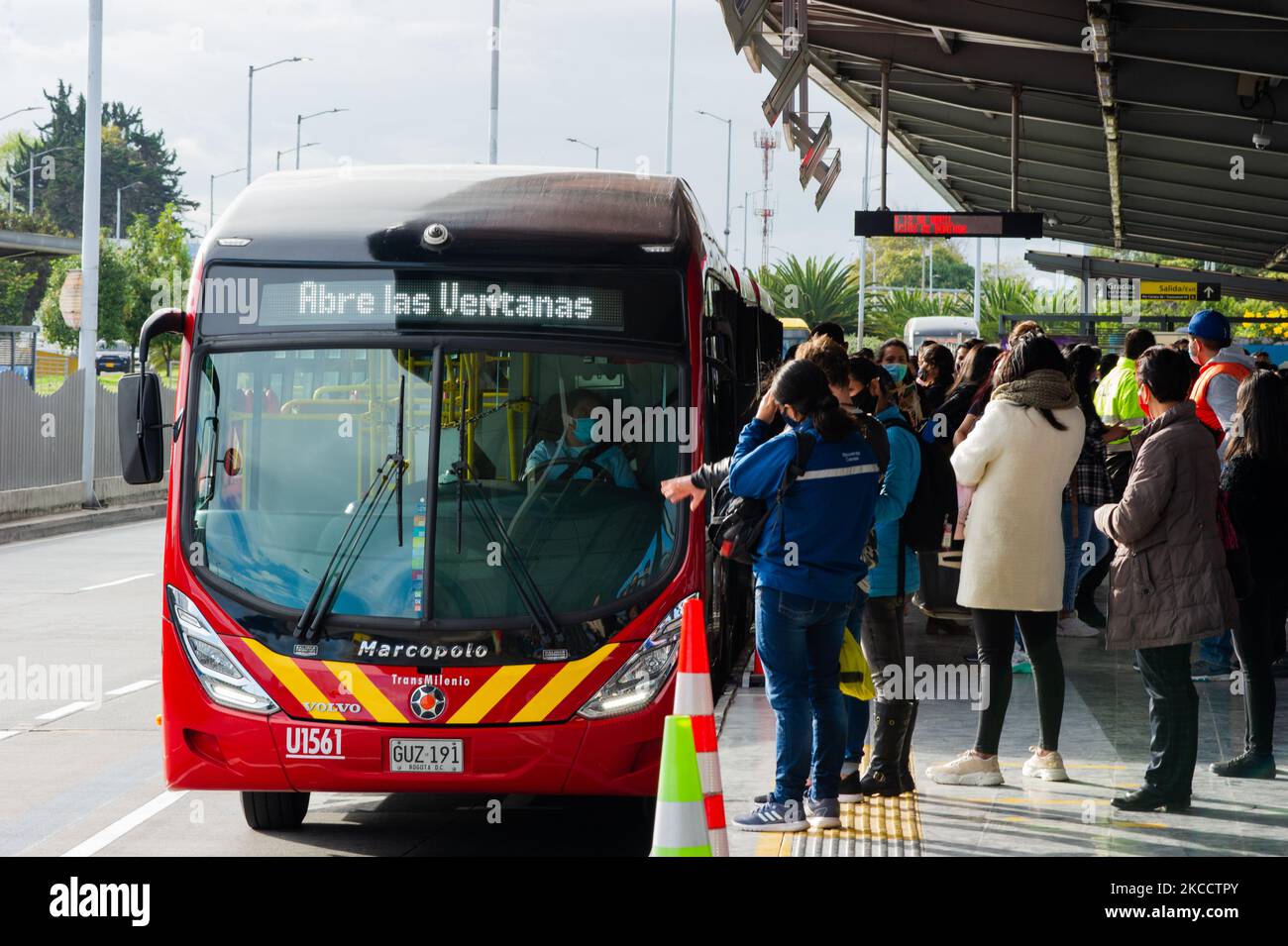 Le persone salite a bordo di un autobus Transmilenio presso una piattaforma del Transmilenio Bus Hub Portal el Dorado il 15 aprile 2021, a Bogotà, in Colombia, in mezzo a una nuova quarantena di tre giorni causata da una terza ondata di nuove infezioni da pandemia di Coronavirus. (Foto di Sebastian Barros/NurPhoto) Foto Stock