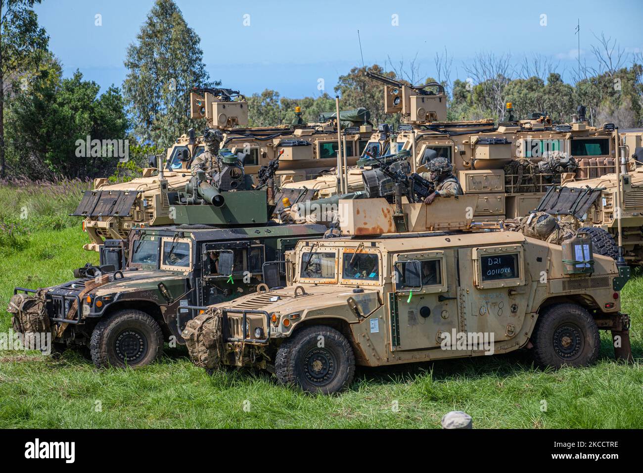 Soldati dell'esercito degli Stati Uniti da 2nd battaglione, 11th reggimento dell'artiglieria di campo, 25th divisione di fanteria, conduce le operazioni del convoglio sui campi di addestramento di Pohakuloa, Hawaii, 31 ottobre 2022. Joint Pacific Multinational Readiness Center 23-01 è una rotazione di formazione realistica ci permette di provare il movimento strategico, e addestrare in ambienti e condizioni uniche in cui è più probabile che siano impiegati in caso di crisi o di conflitto.(Stati Uniti Foto dell'esercito di PFC. Mariah Aguilar, 25th° divisione fanteria) Foto Stock