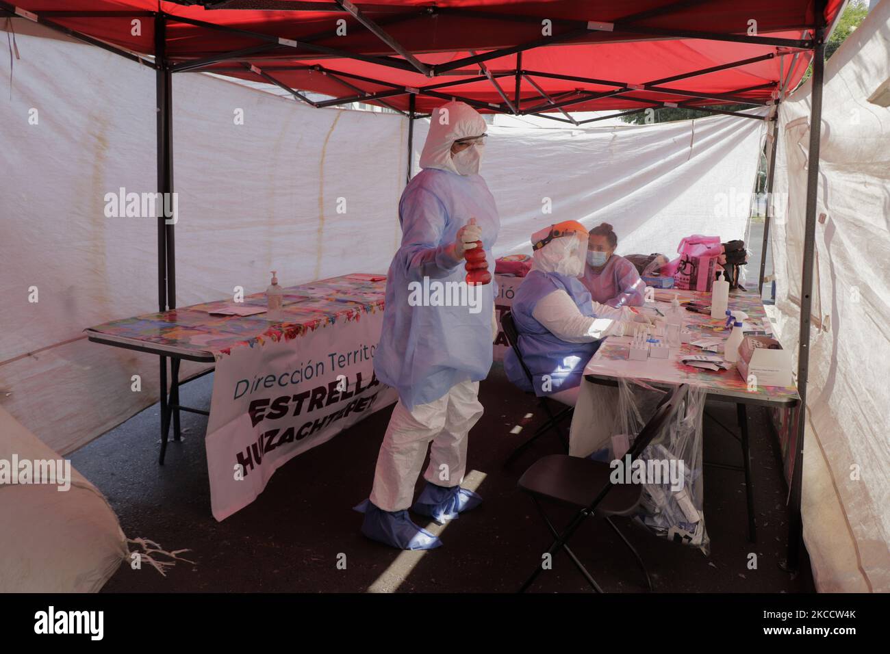 Il personale medico del comune di Iztapalapa a Città del Messico sanita l'area di lavoro prima dell'esecuzione di test rapidi per gli antigeni COVID-19 in un chiosco sanitario durante l'emergenza sanitaria e il semaforo epidemiologico arancione nella capitale. (Foto di Gerardo Vieyra/NurPhoto) Foto Stock