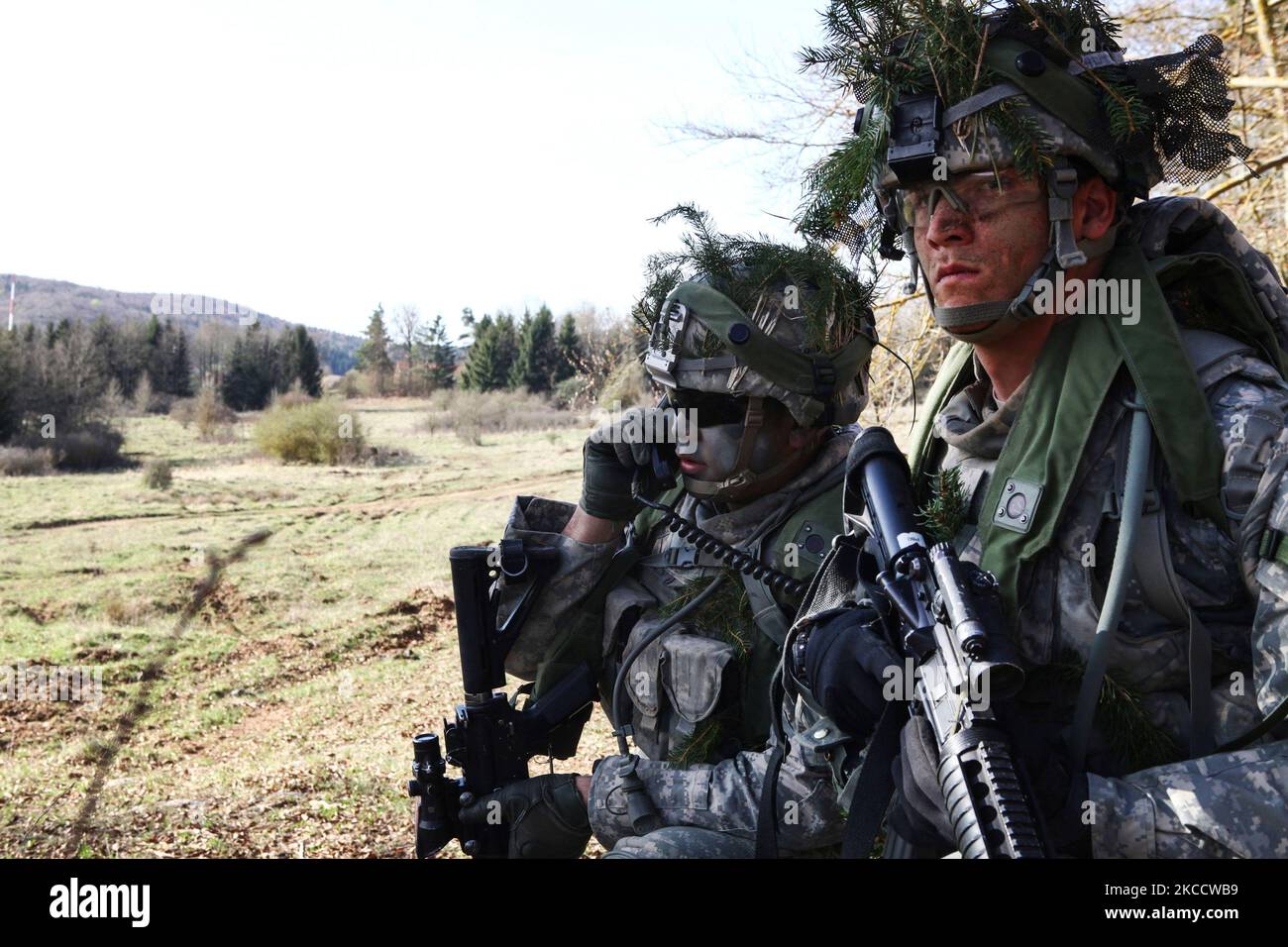 I soldati dell'esercito degli Stati Uniti trasmettono le informazioni mentre conducono la ricognizione della zona. Foto Stock