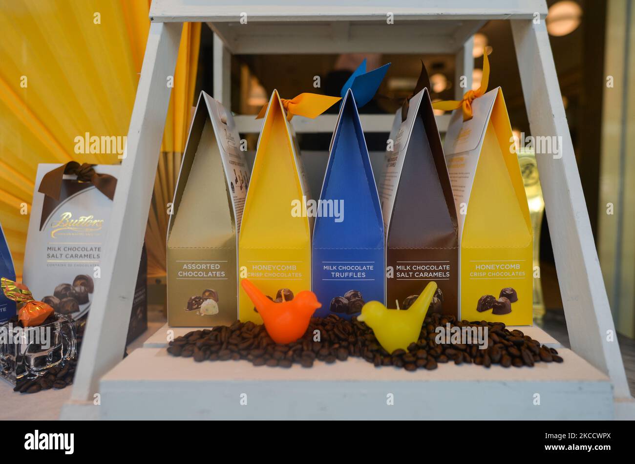 Scatole di vari cioccolatini in esposizione presso il negozio Butlers Chocolates di Rathmines, Dublino, durante il blocco COVID-19. Venerdì 16 aprile 2021 a Dublino, Irlanda. (Foto di Artur Widak/NurPhoto) Foto Stock