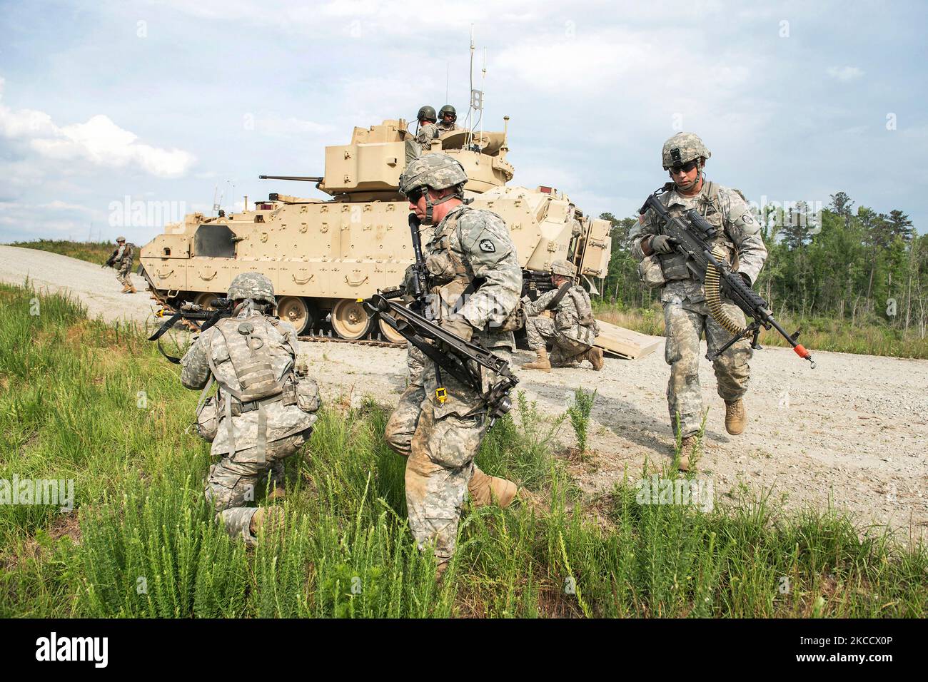 I soldati dell'esercito degli Stati Uniti smontano un veicolo da combattimento Bradley. Foto Stock