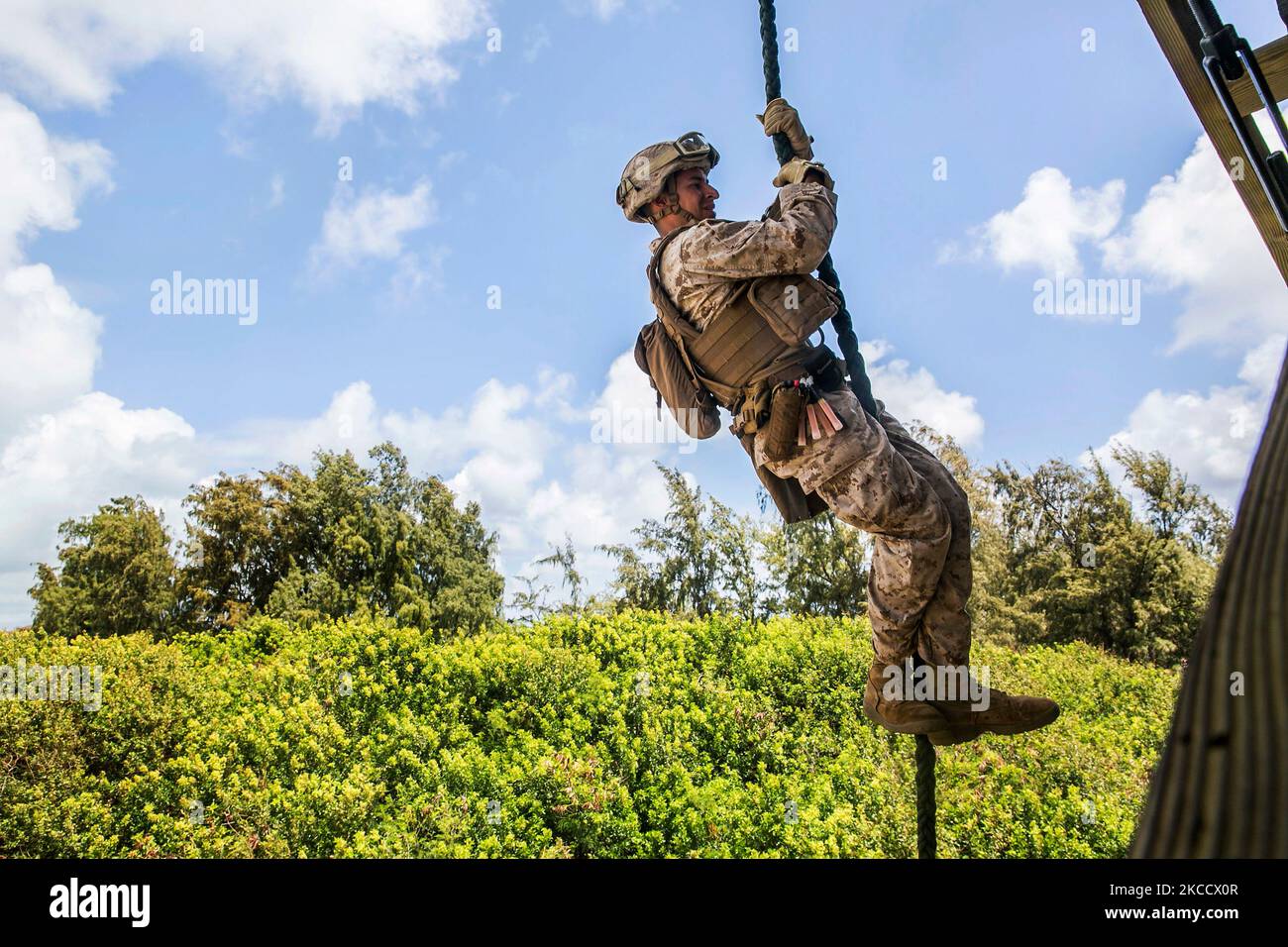 U.S. Marine Fast-Ropes da una torre a bordo di Marine Corps base Hawaii. Foto Stock