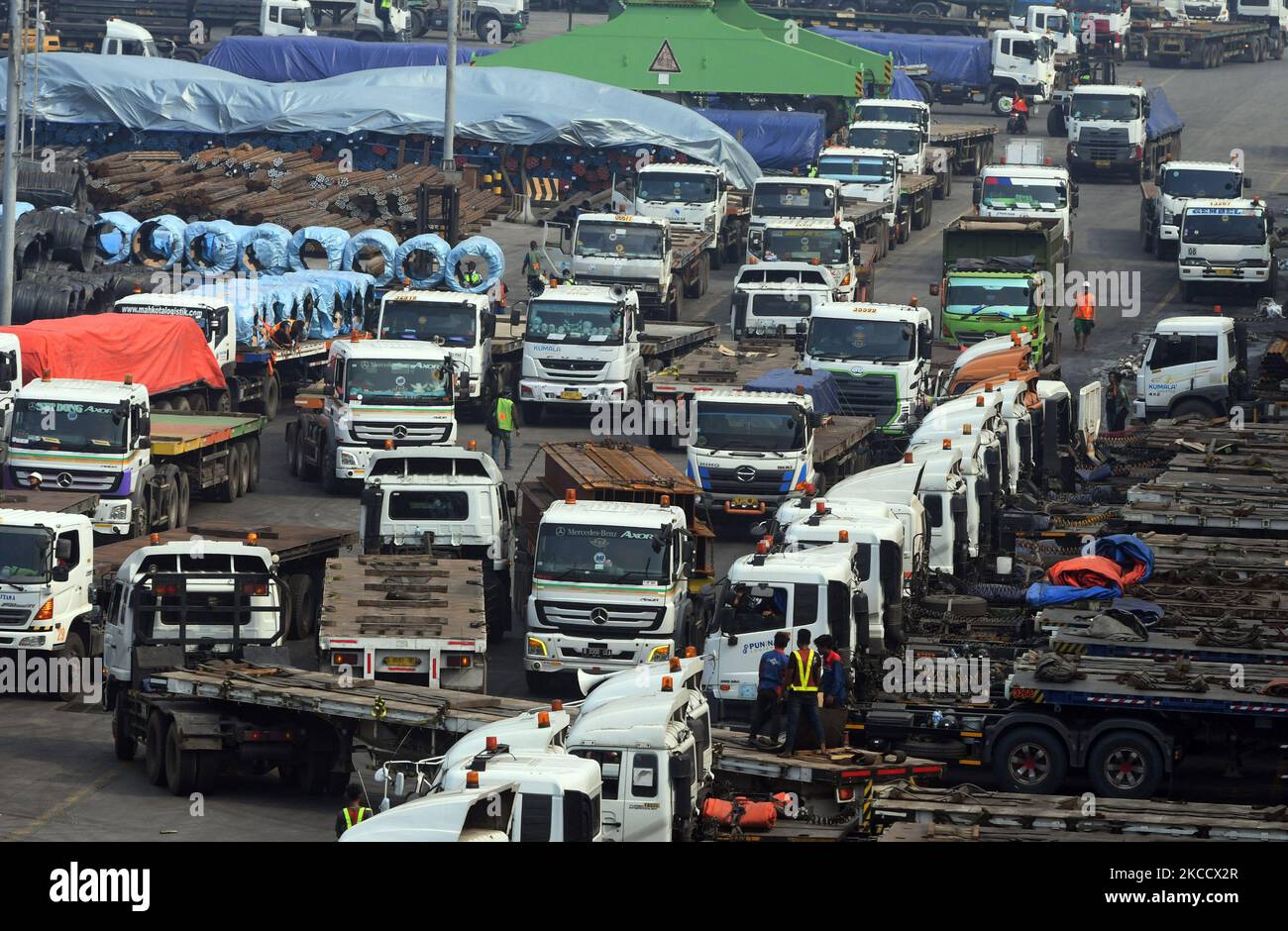 Attività di carico e scarico al porto di Tanjung Priok, Giacarta, il 15,2021 aprile. Il Central Bureau of Statistics ha osservato che la bilancia commerciale indonesiana ha registrato un surplus di 5,5 miliardi di dollari o di circa Rp80,3 miliardi di dollari durante il primo trimestre del 2021, che ha portato ad un aumento della crescita della bilancia commerciale. (Foto di Dasril Roszandi/NurPhoto) Foto Stock