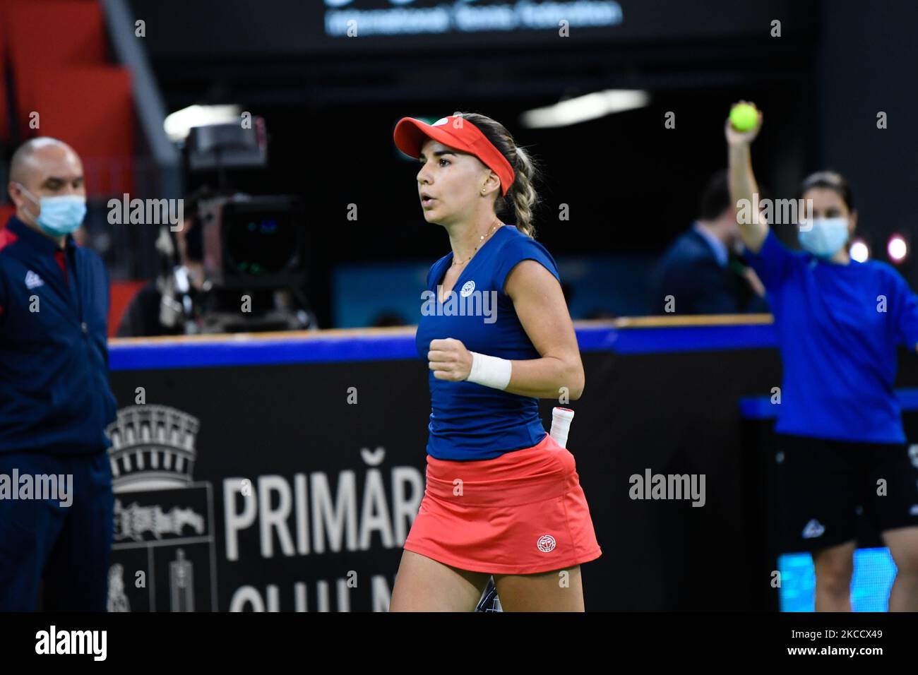 Irina Bara giocatore della squadra Romania durante la partita contro Elisabeta Cocciaretto, giocatore italiano durante la Billie Jean King Cup a Cluj-Napoca, Romania il 16 aprile 2021. (Foto di Flaviu Buboi/NurPhoto) Foto Stock