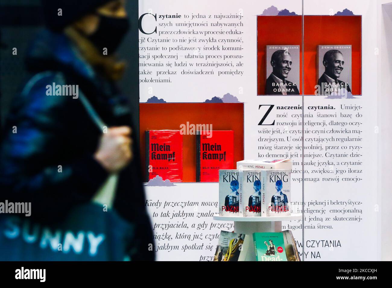 L'edizione critica del libro 'Mein Kampf' di Adolf Hitler è esposta in una libreria a Cracovia, in Polonia. Aprile 17, 2021. Una nuova edizione accademica del libro è stata pubblicata in Polonia il 20th gennaio dalla casa editrice Bellona. Nonostante il prezzo elevato, a meno di un mese dopo la sua prima, la posizione è diventata un Bestseller nella sezione libri di storia di diverse librerie. L'uscita della traduzione polacca è la prima edizione critica del libro pubblicato in Polonia e solo la seconda al mondo. Nel 2016, una edizione accademica simile è stata pubblicata in Germania. (Foto di Beata Zawrz Foto Stock