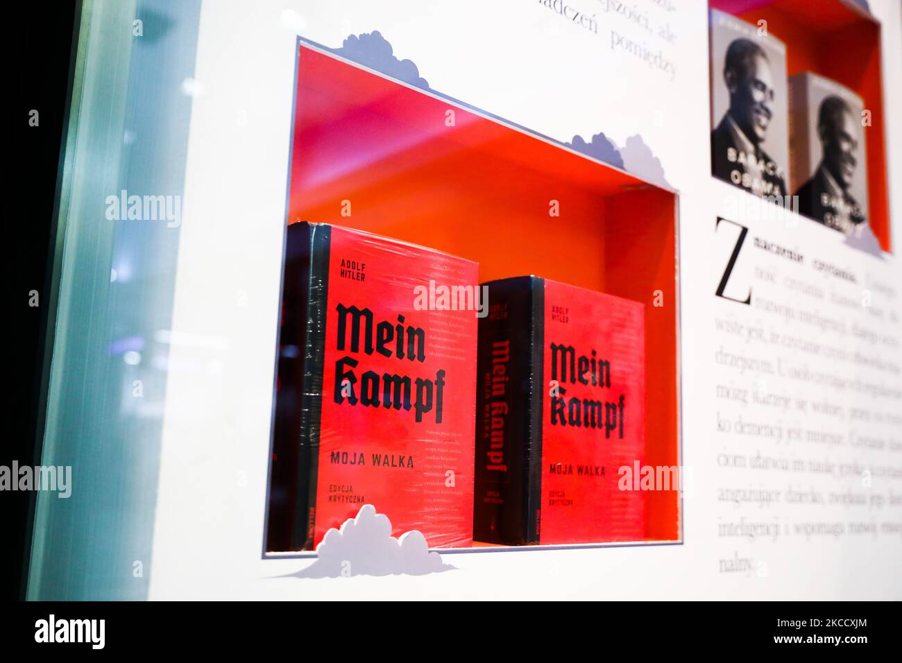 L'edizione critica del libro 'Mein Kampf' di Adolf Hitler è esposta in una libreria a Cracovia, in Polonia. Aprile 17, 2021. Una nuova edizione accademica del libro è stata pubblicata in Polonia il 20th gennaio dalla casa editrice Bellona. Nonostante il prezzo elevato, a meno di un mese dopo la sua prima, la posizione è diventata un Bestseller nella sezione libri di storia di diverse librerie. L'uscita della traduzione polacca è la prima edizione critica del libro pubblicato in Polonia e solo la seconda al mondo. Nel 2016, una edizione accademica simile è stata pubblicata in Germania. (Foto di Beata Zawrz Foto Stock