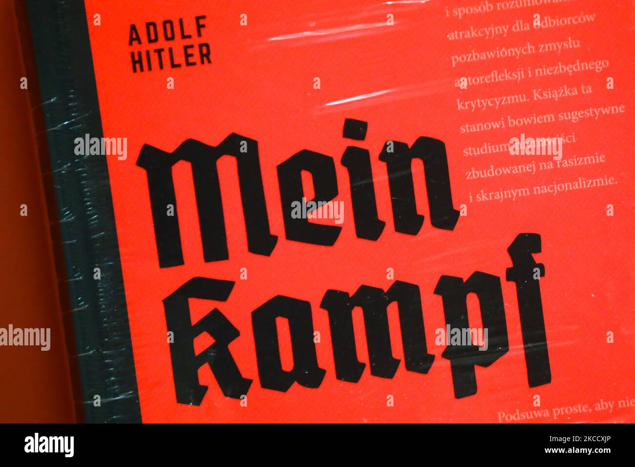 L'edizione critica del libro 'Mein Kampf' di Adolf Hitler è esposta in una libreria a Cracovia, in Polonia. Aprile 17, 2021. Una nuova edizione accademica del libro è stata pubblicata in Polonia il 20th gennaio dalla casa editrice Bellona. Nonostante il prezzo elevato, a meno di un mese dopo la sua prima, la posizione è diventata un Bestseller nella sezione libri di storia di diverse librerie. L'uscita della traduzione polacca è la prima edizione critica del libro pubblicato in Polonia e solo la seconda al mondo. Nel 2016, una edizione accademica simile è stata pubblicata in Germania. (Foto di Beata Zawrz Foto Stock