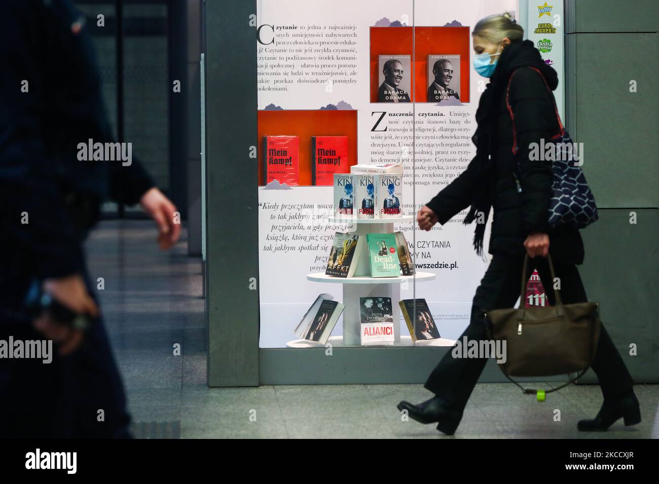 L'edizione critica del libro 'Mein Kampf' di Adolf Hitler è esposta in una libreria a Cracovia, in Polonia. Aprile 17, 2021. Una nuova edizione accademica del libro è stata pubblicata in Polonia il 20th gennaio dalla casa editrice Bellona. Nonostante il prezzo elevato, a meno di un mese dopo la sua prima, la posizione è diventata un Bestseller nella sezione libri di storia di diverse librerie. L'uscita della traduzione polacca è la prima edizione critica del libro pubblicato in Polonia e solo la seconda al mondo. Nel 2016, una edizione accademica simile è stata pubblicata in Germania. (Foto di Beata Zawrz Foto Stock