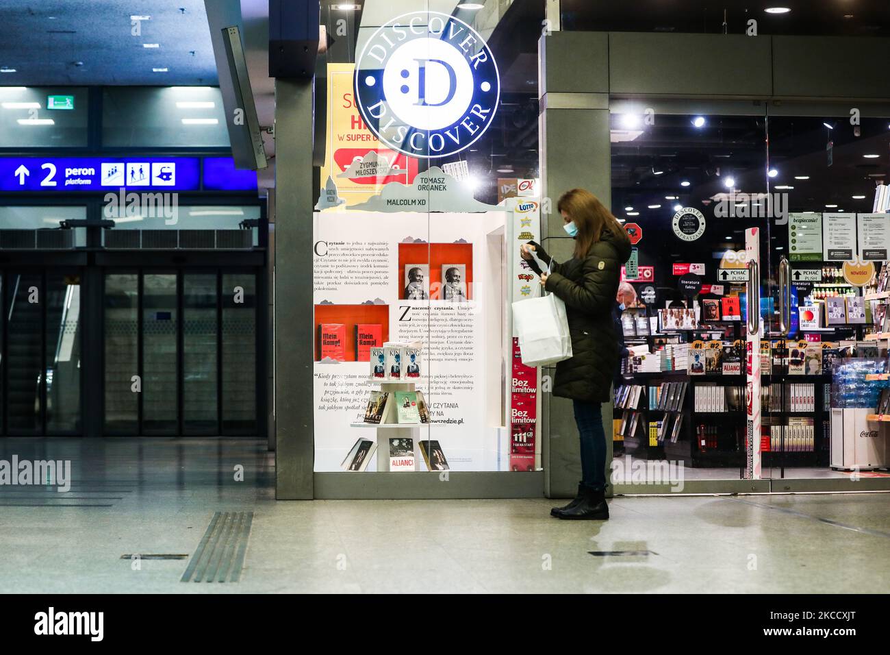 L'edizione critica del libro 'Mein Kampf' di Adolf Hitler è esposta nella libreria Discover di Cracovia, in Polonia. Aprile 17, 2021. Una nuova edizione accademica del libro è stata pubblicata in Polonia il 20th gennaio dalla casa editrice Bellona. Nonostante il prezzo elevato, a meno di un mese dopo la sua prima, la posizione è diventata un Bestseller nella sezione libri di storia di diverse librerie. L'uscita della traduzione polacca è la prima edizione critica del libro pubblicato in Polonia e solo la seconda al mondo. Nel 2016, una edizione accademica simile è stata pubblicata in Germania. (Foto di Beat Foto Stock