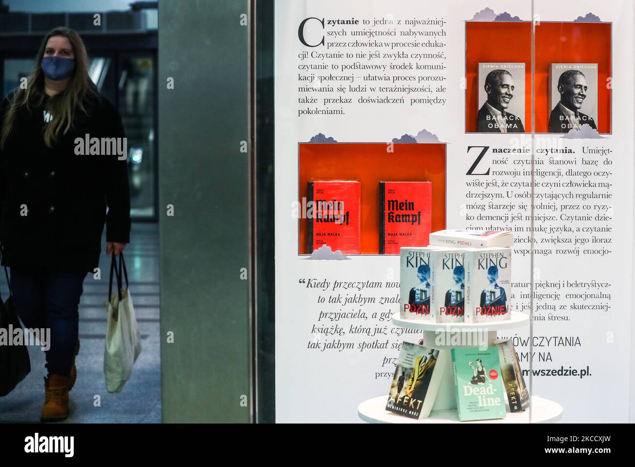 L'edizione critica del libro 'Mein Kampf' di Adolf Hitler è esposta in una libreria a Cracovia, in Polonia. Aprile 17, 2021. Una nuova edizione accademica del libro è stata pubblicata in Polonia il 20th gennaio dalla casa editrice Bellona. Nonostante il prezzo elevato, a meno di un mese dopo la sua prima, la posizione è diventata un Bestseller nella sezione libri di storia di diverse librerie. L'uscita della traduzione polacca è la prima edizione critica del libro pubblicato in Polonia e solo la seconda al mondo. Nel 2016, una edizione accademica simile è stata pubblicata in Germania. (Foto di Beata Zawrz Foto Stock