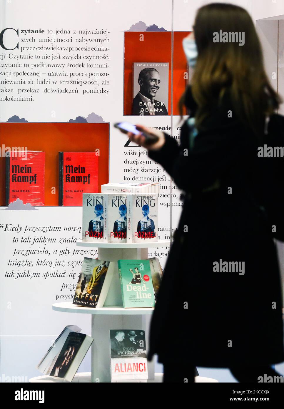 L'edizione critica del libro 'Mein Kampf' di Adolf Hitler è esposta in una libreria a Cracovia, in Polonia. Aprile 17, 2021. Una nuova edizione accademica del libro è stata pubblicata in Polonia il 20th gennaio dalla casa editrice Bellona. Nonostante il prezzo elevato, a meno di un mese dopo la sua prima, la posizione è diventata un Bestseller nella sezione libri di storia di diverse librerie. L'uscita della traduzione polacca è la prima edizione critica del libro pubblicato in Polonia e solo la seconda al mondo. Nel 2016, una edizione accademica simile è stata pubblicata in Germania. (Foto di Beata Zawrz Foto Stock