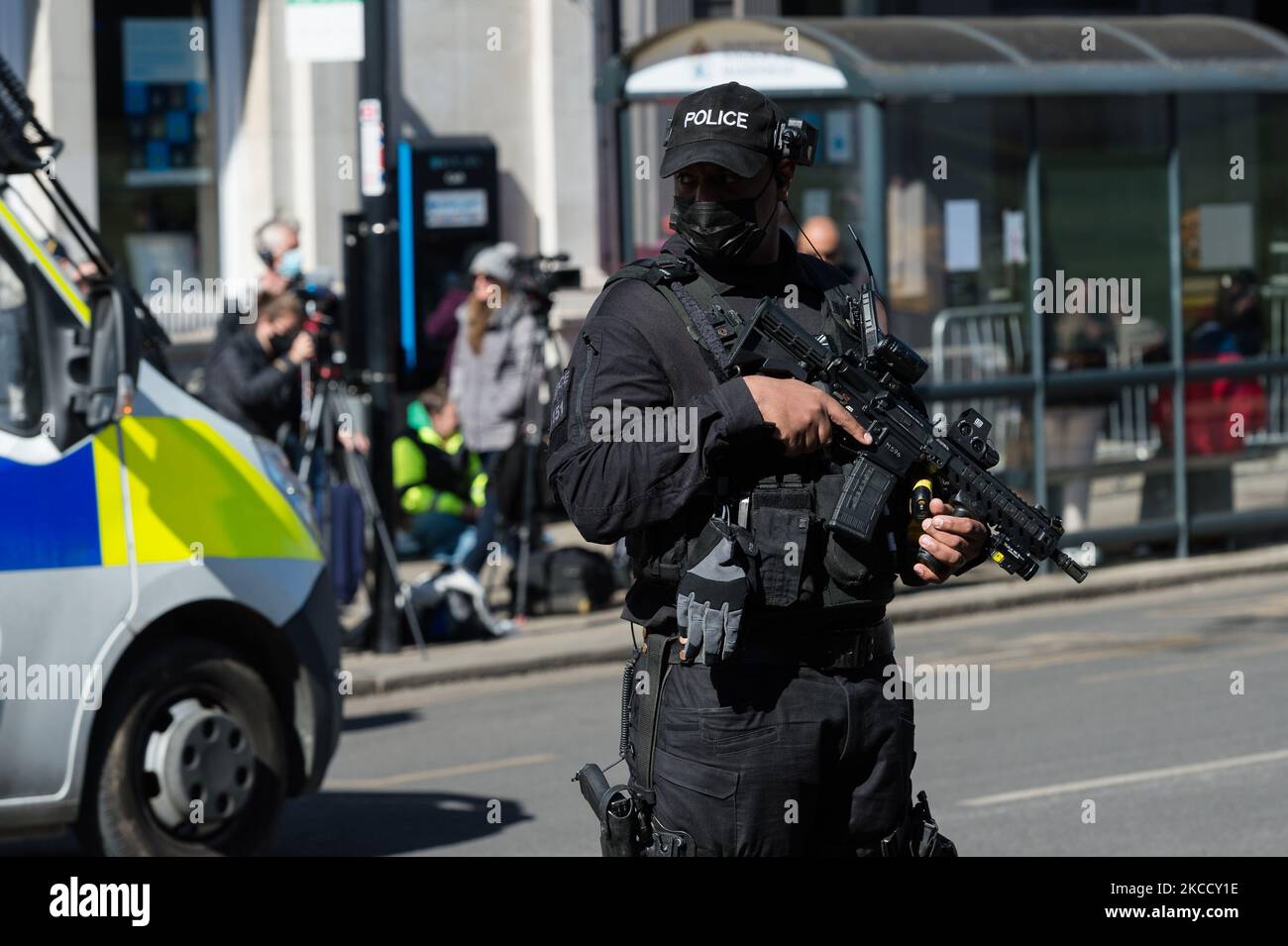 WINDSOR, REGNO UNITO - 17 APRILE 2021: Ufficiale di polizia armata si trova su una strada che conduce al Castello di Windsor il giorno dei funerali del principe Filippo, il marito della regina Elisabetta II, morto la scorsa settimana a 99 anni, il 17 aprile 2021 a Windsor, in Inghilterra. I funerali cerimoniali del Duca di Edimburgo si svolgeranno interamente all'interno dei terreni del Castello di Windsor e al pubblico è stato chiesto di non riunirsi lì o in altre residenze reali a causa delle restrizioni di blocco del Covid-19. (Foto di Wiktor Szymanowicz/NurPhoto) Foto Stock