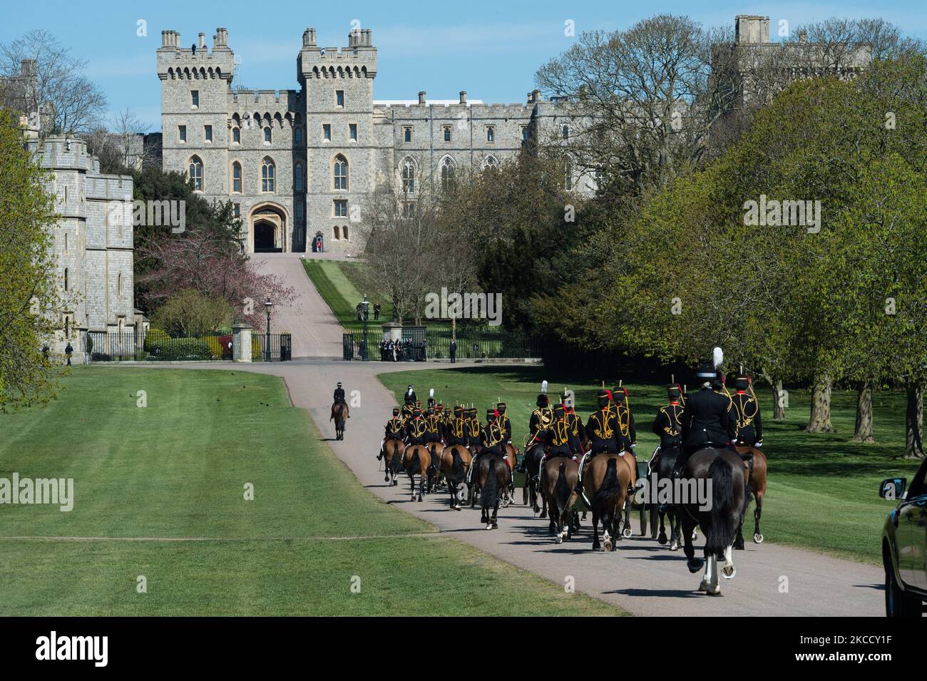 WINDSOR, REGNO UNITO - 17 APRILE 2021: I membri della Royal Horse Artillery della truppa del Re fanno un giro a piedi lungo fino al Castello di Windsor il giorno dei funerali del Principe Filippo, il marito della Regina Elisabetta II, morto la scorsa settimana a 99 anni, il 17 aprile 2021 a Windsor, Inghilterra. I funerali cerimoniali del Duca di Edimburgo si svolgeranno interamente all'interno dei terreni del Castello di Windsor e al pubblico è stato chiesto di non riunirsi lì o in altre residenze reali a causa delle restrizioni di blocco del Covid-19. (Foto di Wiktor Szymanowicz/NurPhoto) Foto Stock