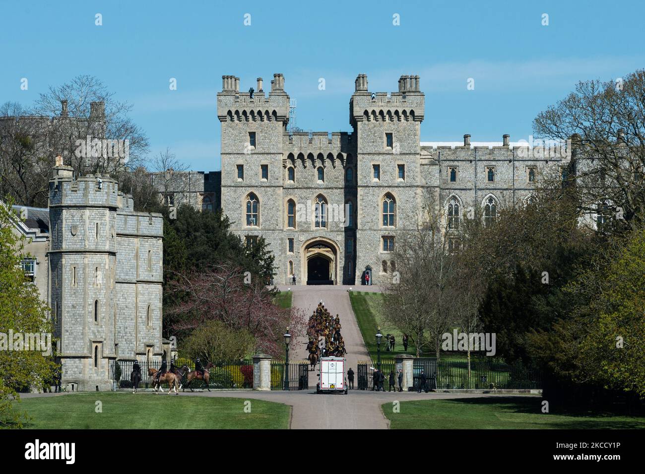 WINDSOR, REGNO UNITO - 17 APRILE 2021: I membri della Royal Horse Artillery della truppa del Re fanno un giro a piedi lungo fino al Castello di Windsor il giorno dei funerali del Principe Filippo, il marito della Regina Elisabetta II, morto la scorsa settimana a 99 anni, il 17 aprile 2021 a Windsor, Inghilterra. I funerali cerimoniali del Duca di Edimburgo si svolgeranno interamente all'interno dei terreni del Castello di Windsor e al pubblico è stato chiesto di non riunirsi lì o in altre residenze reali a causa delle restrizioni di blocco del Covid-19. (Foto di Wiktor Szymanowicz/NurPhoto) Foto Stock
