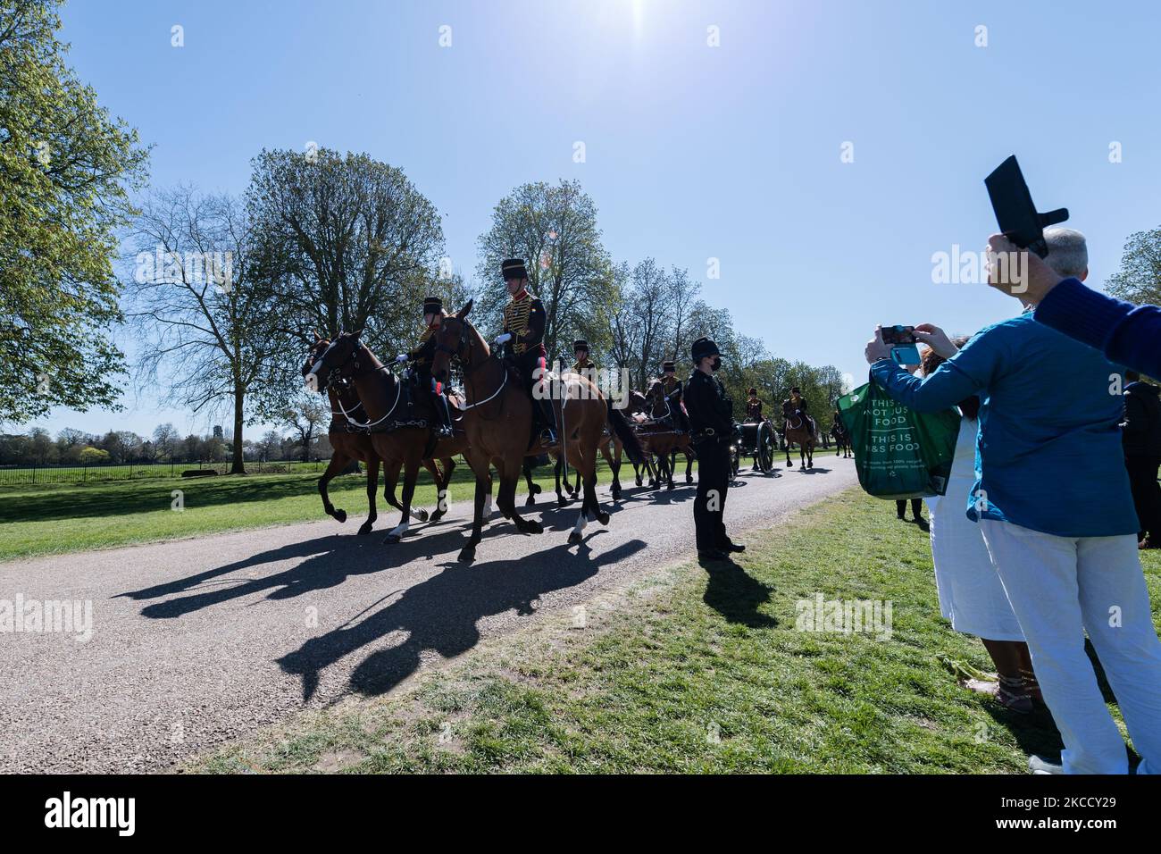 WINDSOR, REGNO UNITO - 17 APRILE 2021: I membri della Royal Horse Artillery della truppa del Re fanno un giro a piedi lungo fino al Castello di Windsor il giorno dei funerali del Principe Filippo, il marito della Regina Elisabetta II, morto la scorsa settimana a 99 anni, il 17 aprile 2021 a Windsor, Inghilterra. I funerali cerimoniali del Duca di Edimburgo si svolgeranno interamente all'interno dei terreni del Castello di Windsor e al pubblico è stato chiesto di non riunirsi lì o in altre residenze reali a causa delle restrizioni di blocco del Covid-19. (Foto di Wiktor Szymanowicz/NurPhoto) Foto Stock