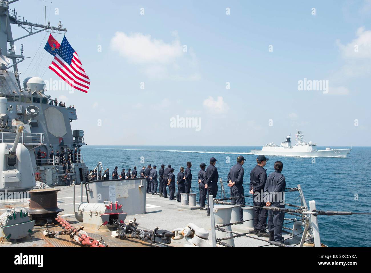 I marinai imbustano le rotaie a bordo della USS Benfold. Foto Stock