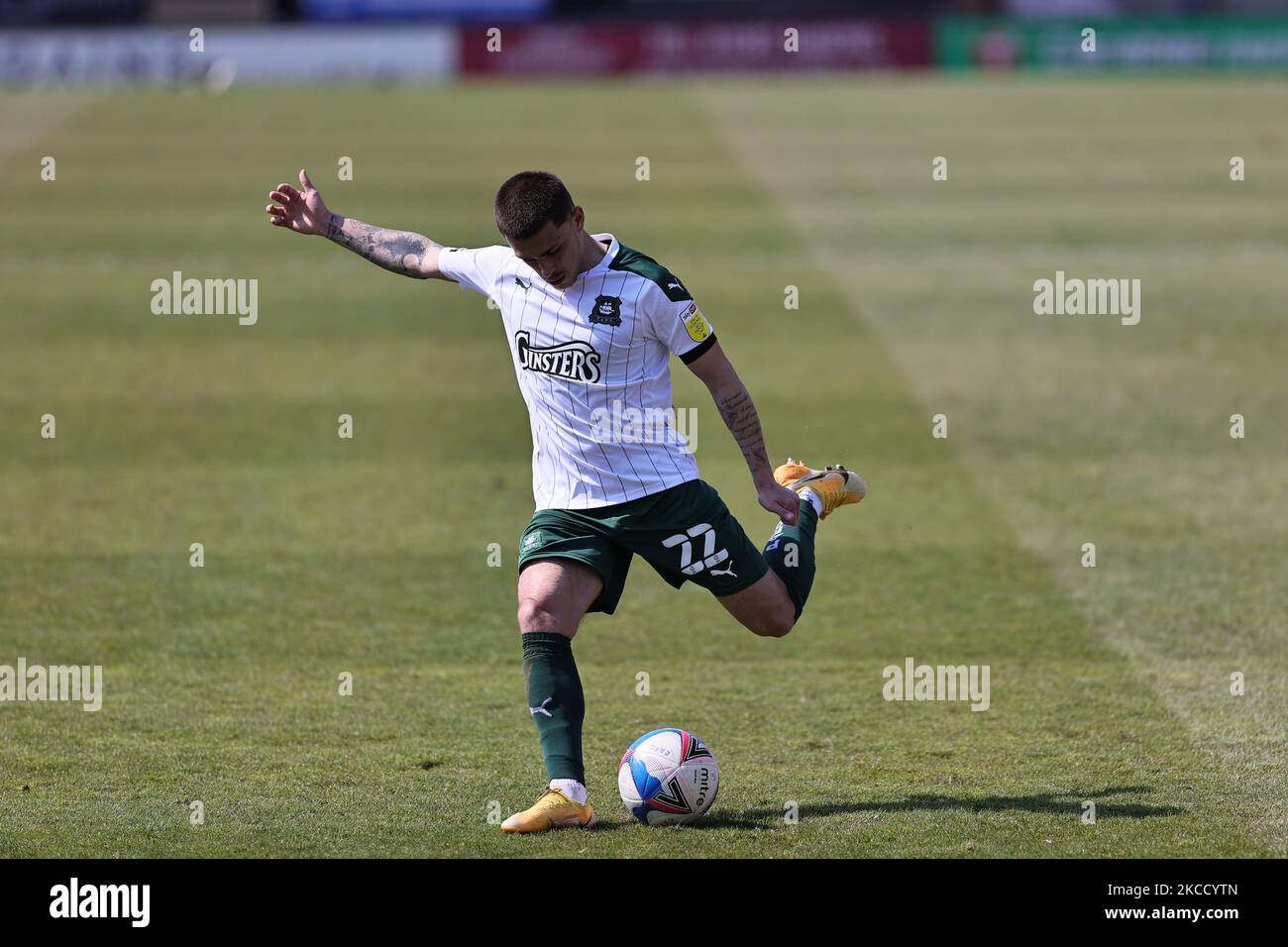 Adam Lewis di Plymouth Argyle in azione durante la partita della Sky Bet League 1 tra Burton Albion e Plymouth Argyle al Pirelli Stadium di Burton upon Trent, Inghilterra, il 17th aprile 2021. (Foto di James Holyoak/MI News/NurPhoto) Foto Stock