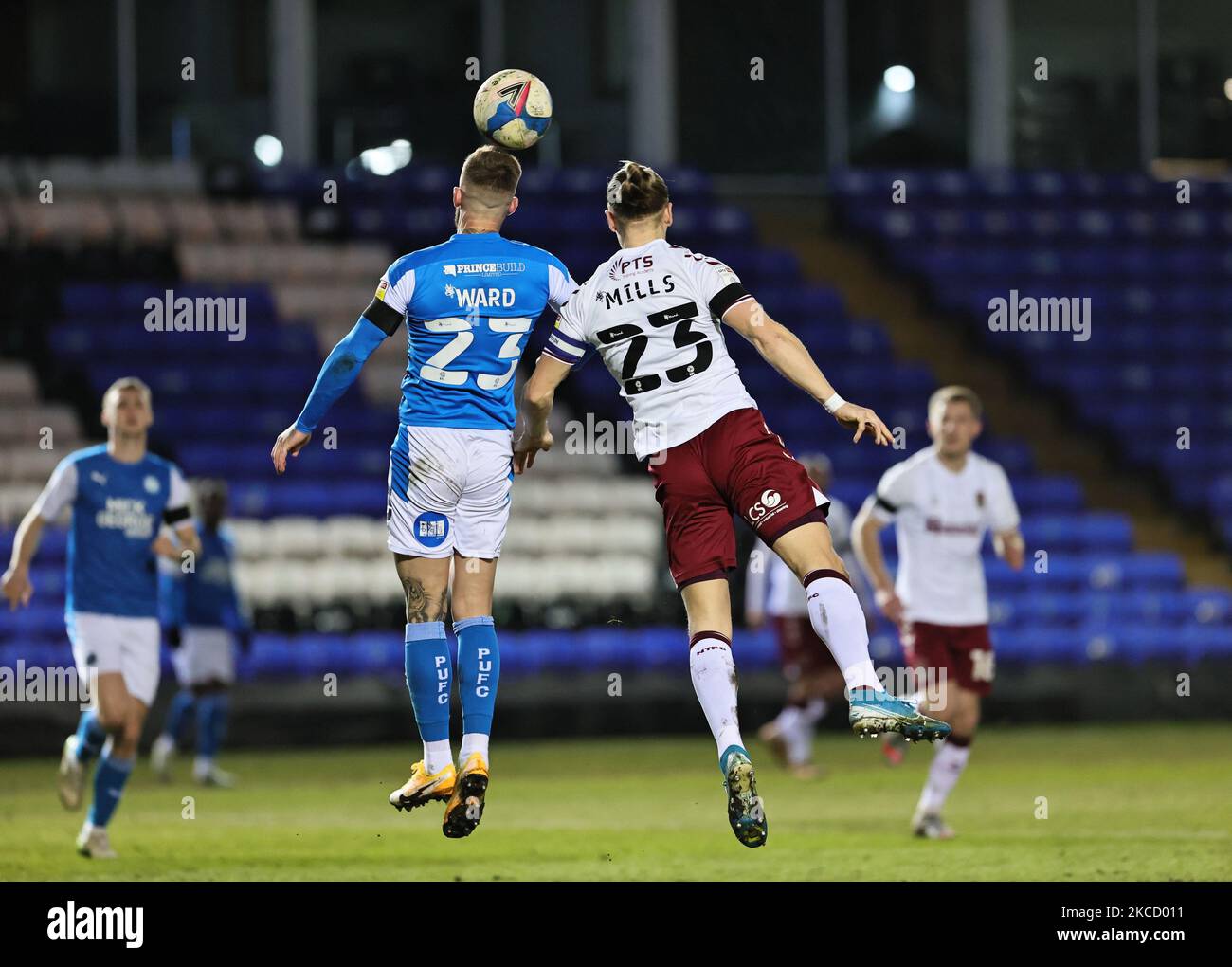 Joe Ward di Peterborough United e Joseph Mills di Northampton Town contesta una testata durante la partita della Sky Bet League 1 tra Peterborough e Northampton Town al Weston Homes Stadium di Peterborough, Inghilterra, il 16th aprile 2021. (Foto di James HolyoakMI News/NurPhoto) Foto Stock