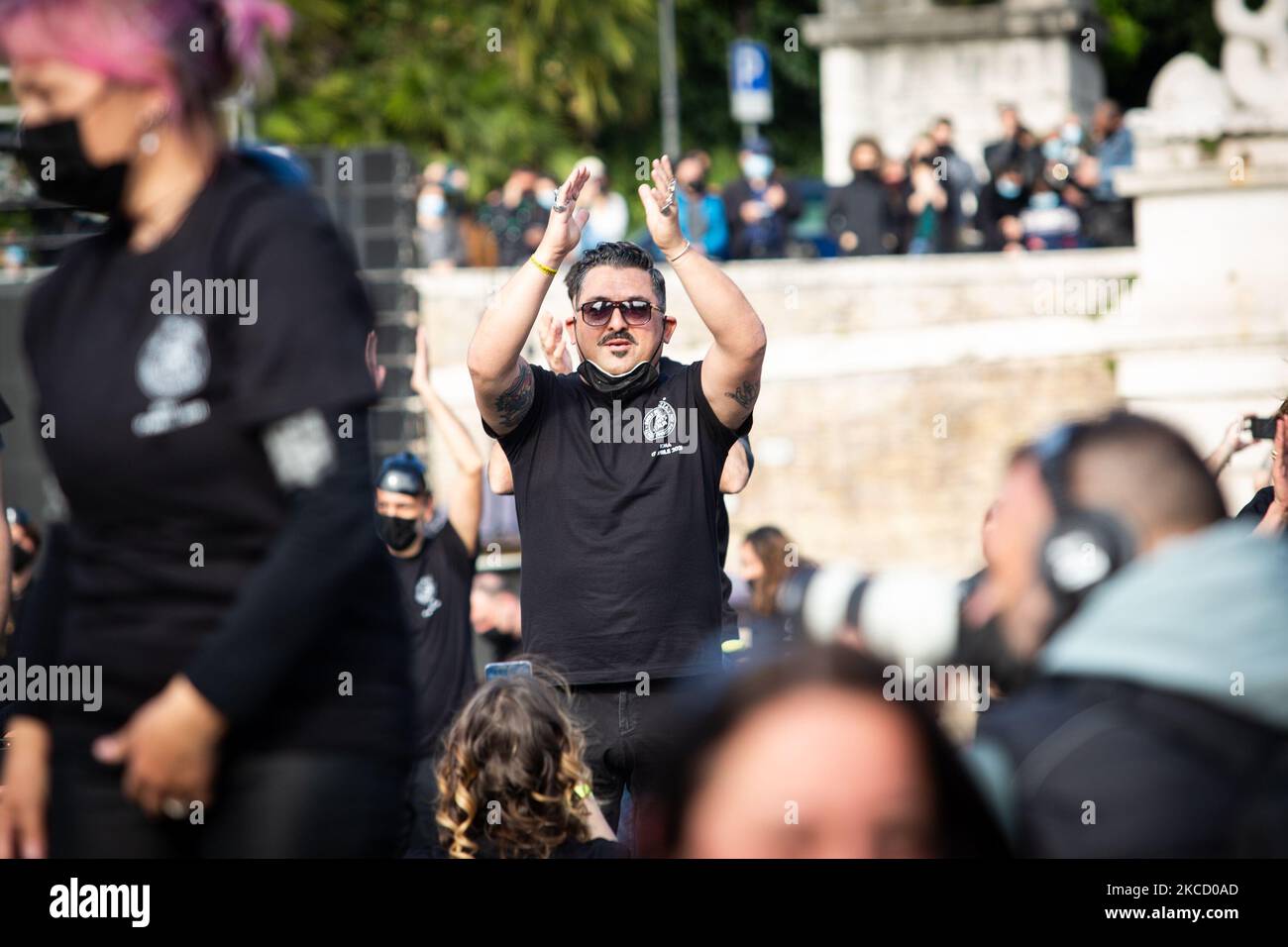 Roy Paci - il trombettista e cantante italiano durante gli Entertainment operators protestano nell'ambito della manifestazione nazionale del settore dell'intrattenimento e degli eventi in crisi per l'emergenza Coronavirus (Covid-19) con 1000 Trunks in Piazza del Popolo, a Roma, il 17 aprile 2021. (Foto di Sirio Tesitore/NurPhoto) Foto Stock