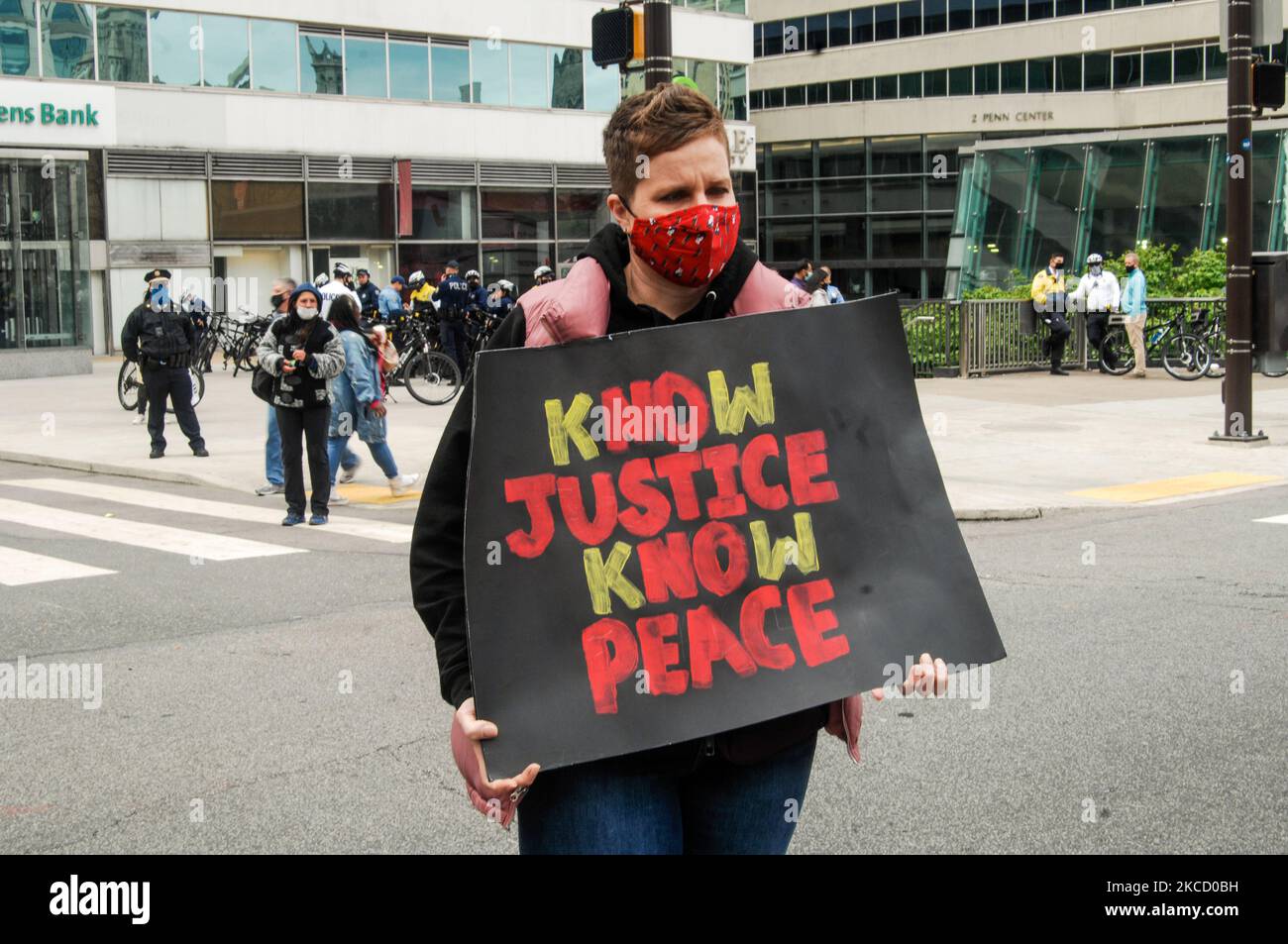 Un manifestante chiede giustizia per le vittime della violenza della polizia contro le persone di colore di fronte al Municipio durante una giornata di azione in solidarietà con Brooklyn Center e Chicago per le uccisioni della polizia di Daunte Wright e Adam Toledo, a Filadelfia, Pennsylvania, USA, il 17 aprile; 2021. (Foto di Cory Clark/NurPhoto) Foto Stock