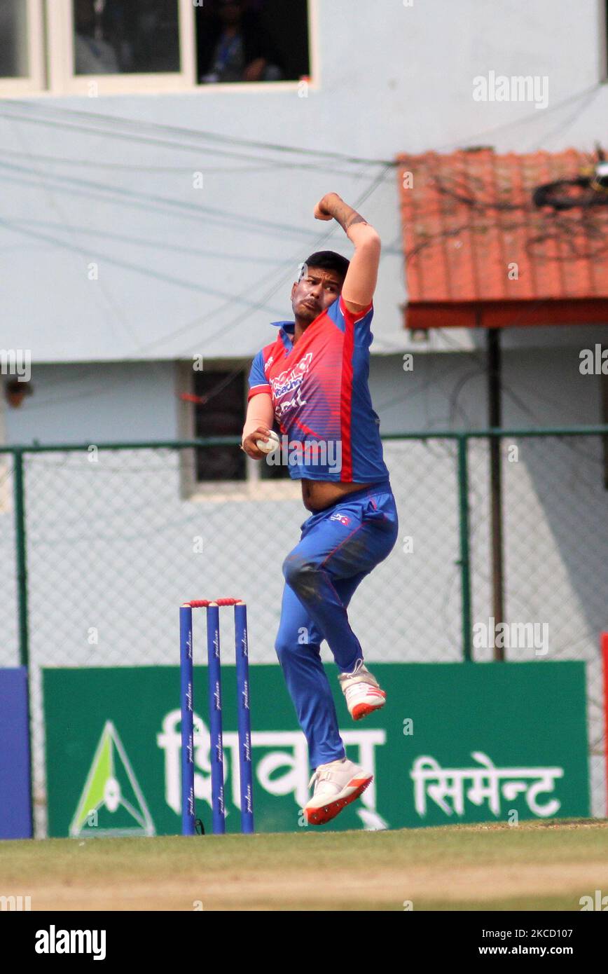 Nepals bocce contro i Paesi Bassi durante il torneo di cricket Tri Series T20 al tu Cricket Ground a Kathmandu Nepal il 17 aprile 2021. (Foto di Sunil Pradhan/NurPhoto) Foto Stock