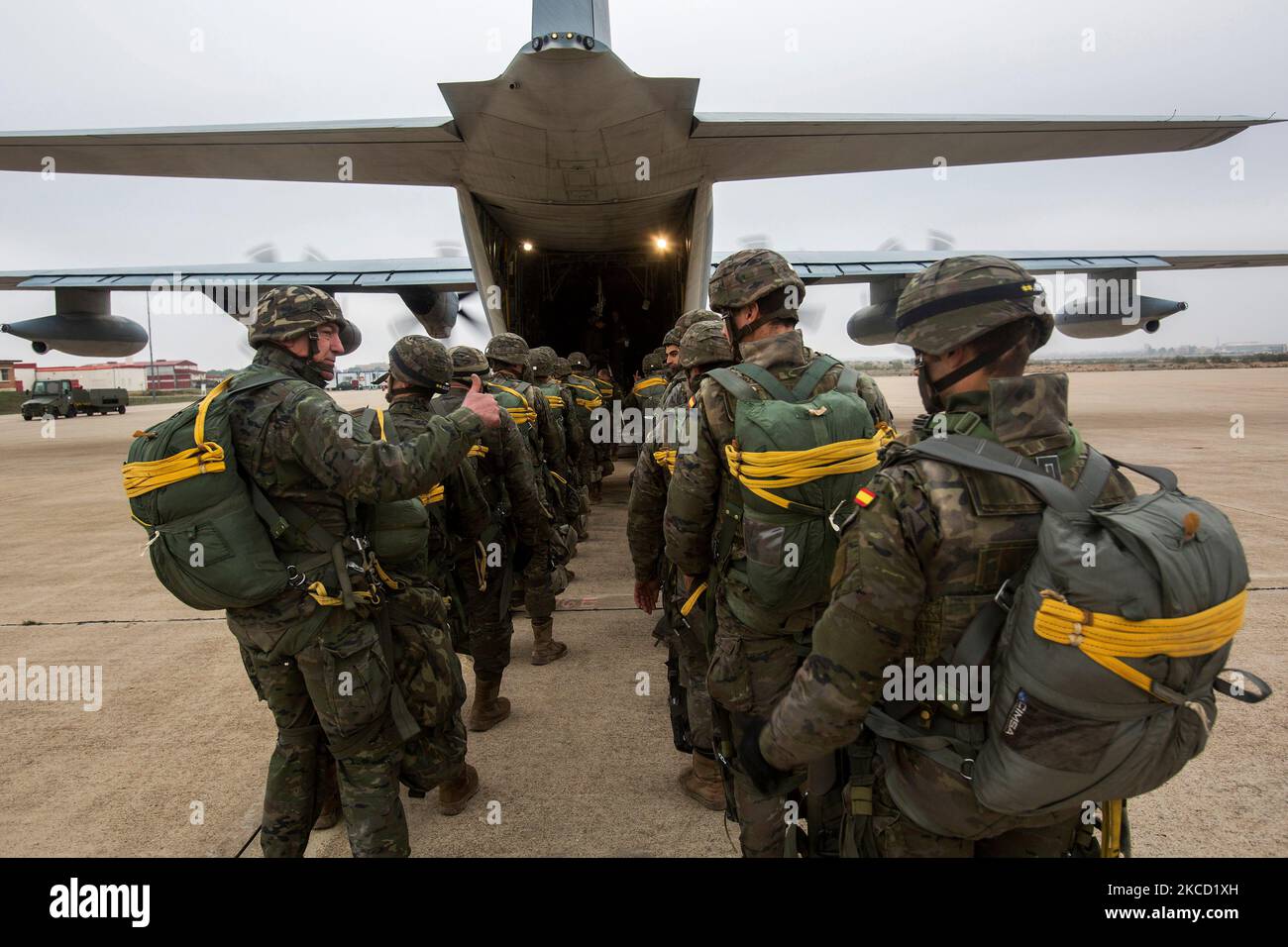 Soldati spagnoli a bordo di un KC-130J Hercules Foto Stock