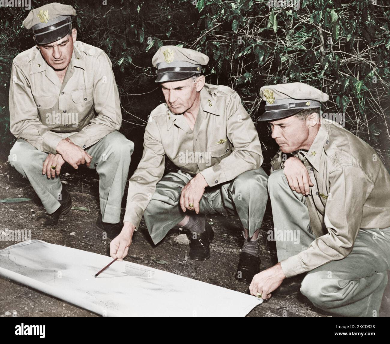 Stati Uniti I membri dell'esercito la revisione di una mappa nel Sud del pacifico, circa 1942. Foto Stock