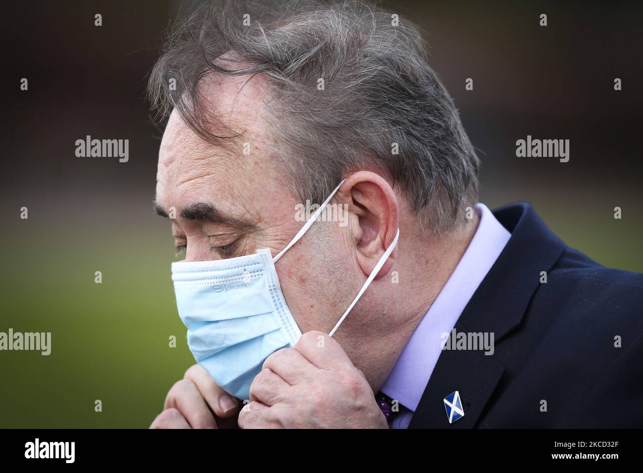 L'ex primo ministro scozzese e leader del partito Alba Alex Salmond ha fatto una campagna per le prossime elezioni scozzesi visitando il Palazzo del Popolo il 19 aprile 2021 a Glasgow, in Scozia. Il partito Alba, formato di recente, ha lanciato una campagna per una “supermaggioranza” dell’indipendenza scozzese, che essi sostengono consentirà loro di negoziare con il governo di Westminster per un altro referendum sull’indipendenza in Scozia. (Foto di Ewan Bootman/NurPhoto) Foto Stock