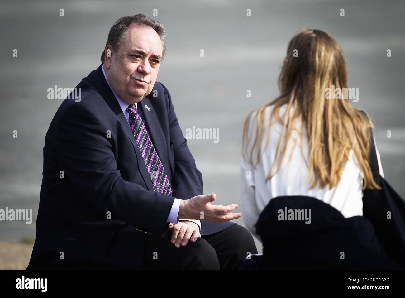 L'ex primo ministro scozzese e leader del partito Alba Alex Salmond ha fatto una campagna per le prossime elezioni scozzesi visitando il Palazzo del Popolo il 19 aprile 2021 a Glasgow, in Scozia. Il partito Alba, formato di recente, ha lanciato una campagna per una “supermaggioranza” dell’indipendenza scozzese, che essi sostengono consentirà loro di negoziare con il governo di Westminster per un altro referendum sull’indipendenza in Scozia. (Foto di Ewan Bootman/NurPhoto) Foto Stock