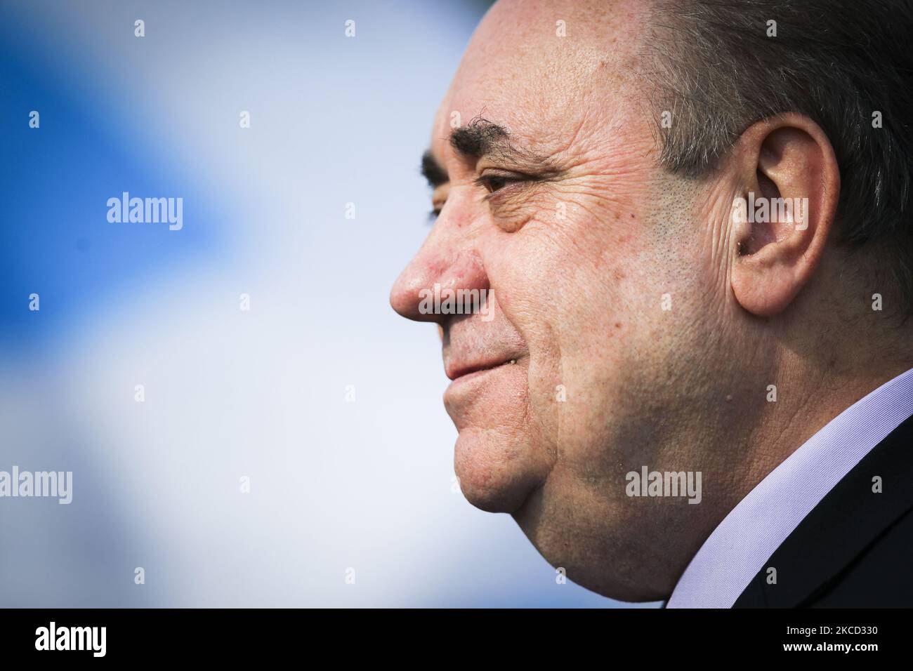 L'ex primo ministro scozzese e leader del partito Alba Alex Salmond ha fatto una campagna per le prossime elezioni scozzesi visitando il Palazzo del Popolo il 19 aprile 2021 a Glasgow, in Scozia. Il partito Alba, formato di recente, ha lanciato una campagna per una “supermaggioranza” dell’indipendenza scozzese, che essi sostengono consentirà loro di negoziare con il governo di Westminster per un altro referendum sull’indipendenza in Scozia. (Foto di Ewan Bootman/NurPhoto) Foto Stock
