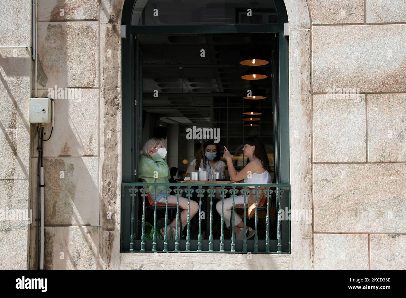 Il 19 aprile 2021 si pranza in un ristorante di Lisbona, in Portogallo. Il Portogallo inizia la terza fase dello sblocco del COVID-19 lunedì con la riapertura di scuole superiori, università, cinema, centri commerciali e aree interne di ristoranti riaperti nella stragrande maggioranza del Portogallo continentale, ma norme più severe rimarranno in vigore nei comuni dove i tassi di trasmissione rimangono elevati. (Foto di Pedro FiÃºza/NurPhoto) Foto Stock