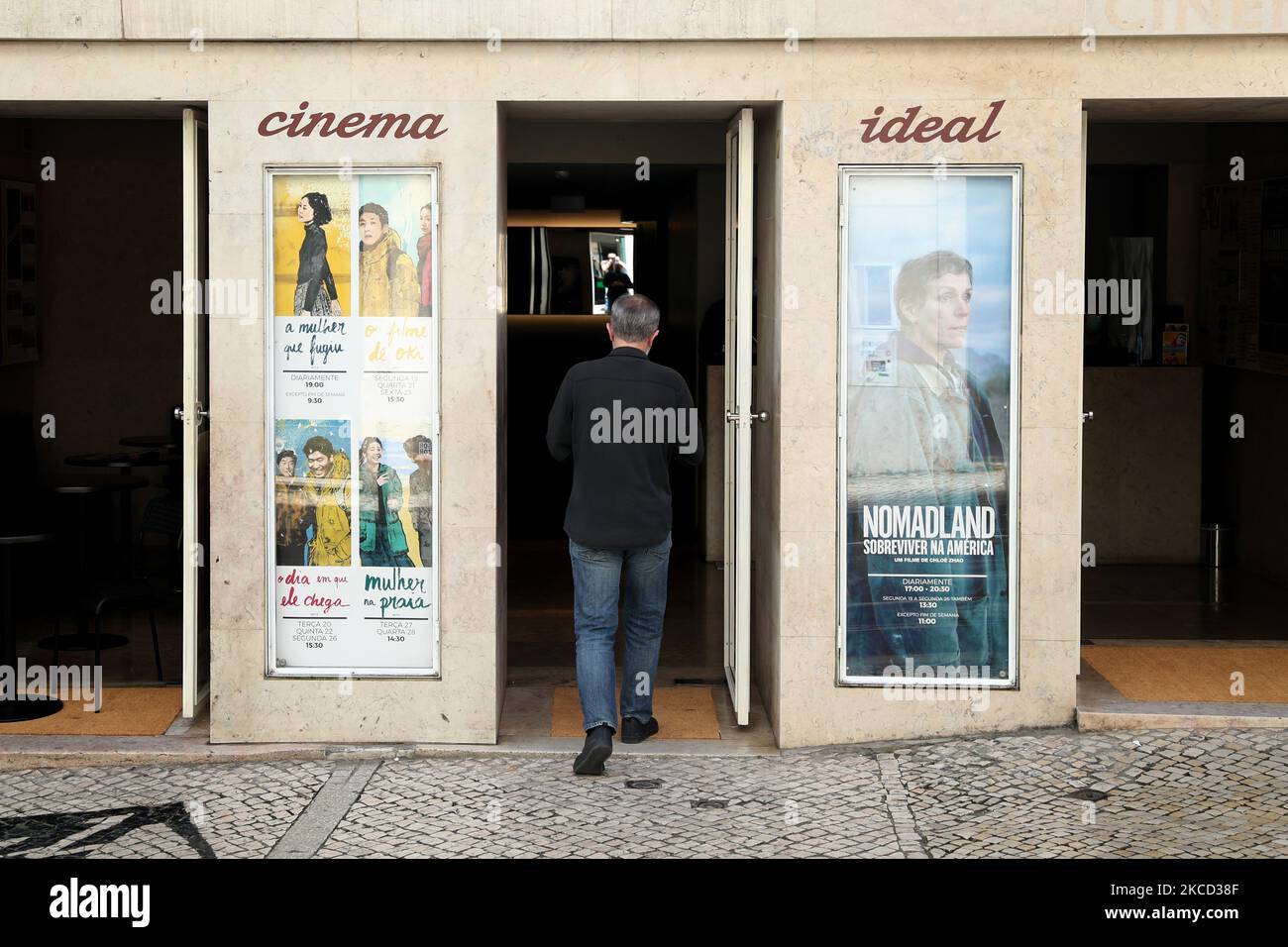 Un uomo entra nella riaperta Cinema IDEAL a Lisbona, Portogallo, il 19 aprile 2021. Il Portogallo inizia la terza fase dello sblocco del COVID-19 lunedì con la riapertura di scuole superiori, università, cinema, centri commerciali e aree interne di ristoranti riaperti nella stragrande maggioranza del Portogallo continentale, ma norme più severe rimarranno in vigore nei comuni dove i tassi di trasmissione rimangono elevati. (Foto di Pedro FiÃºza/NurPhoto) Foto Stock