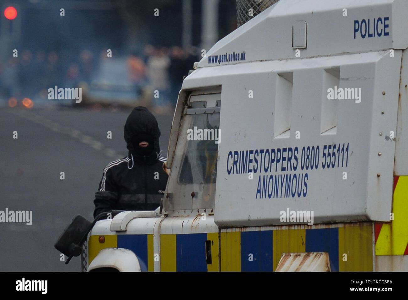 Un protester lealista visto di fronte ad un veicolo PSNI durante ulteriori disordini su Lanark Way a Belfast. La causa dei disordini è stata la frustrazione per la decisione di non perseguire i membri del Sinn Fein per presunte violazioni delle regole del coronavirus al funerale del repubblicano Bobby Storey. Lunedì 19 aprile 2021 a Belfast, Irlanda del Nord (Foto di Artur Widak/NurPhoto) Foto Stock