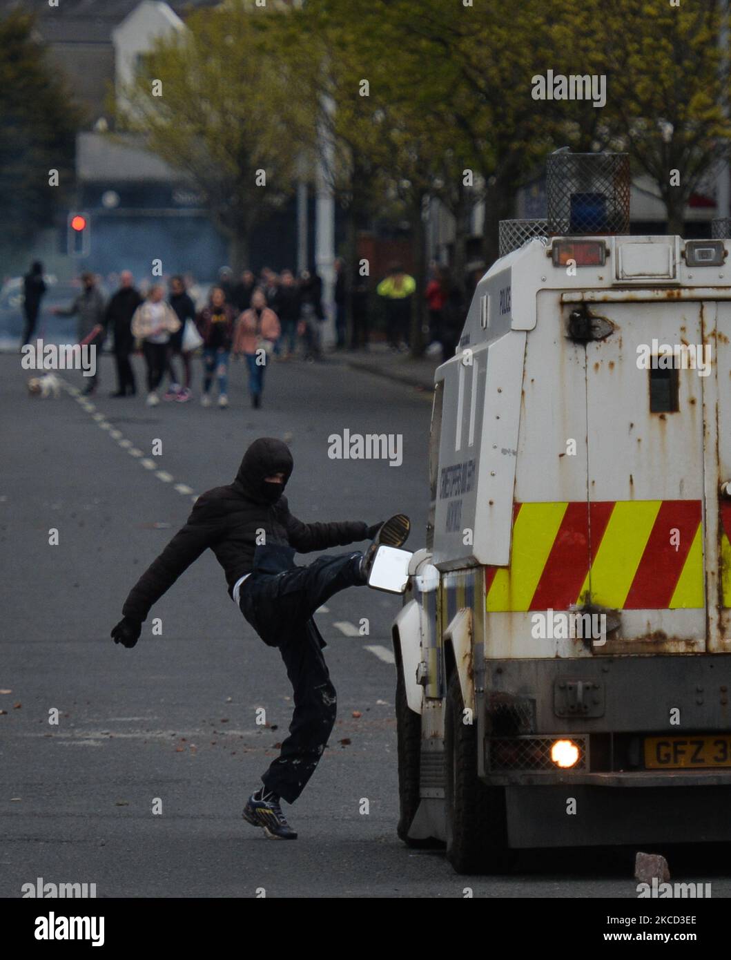 Un protester lealista visto di fronte ad un veicolo PSNI durante ulteriori disordini su Lanark Way a Belfast. La causa dei disordini è stata la frustrazione per la decisione di non perseguire i membri del Sinn Fein per presunte violazioni delle regole del coronavirus al funerale del repubblicano Bobby Storey. Lunedì 19 aprile 2021 a Belfast, Irlanda del Nord (Foto di Artur Widak/NurPhoto) Foto Stock