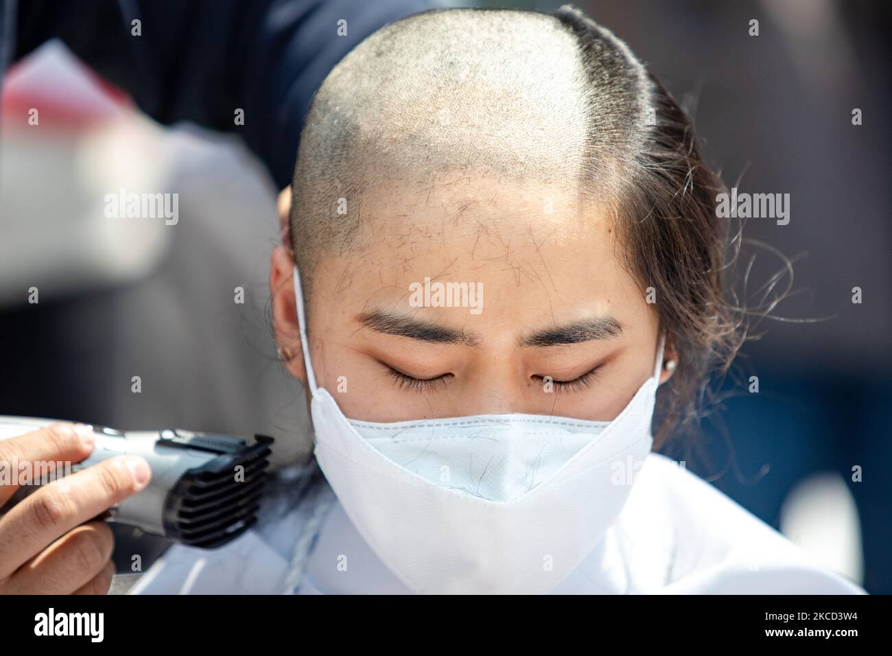 Un protester di uno studente sudcoreano rasa i capelli in una protesta contro la decisione del Giappone di rilasciare acqua radioattiva dalla centrale nucleare di Fukushima nell'oceano, di fronte all'ambasciata giapponese il 20 aprile 2021 a Seoul, Corea del Sud. Il 13th aprile, il governo giapponese ha deciso di scaricare nell'Oceano Pacifico acqua radioattiva dalla centrale nucleare di Fukushima. (Foto di Chris Jung/NurPhoto) Foto Stock