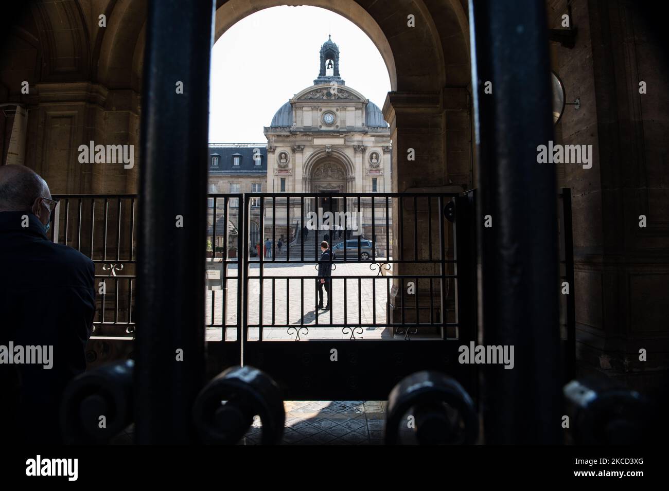 L'arrivo di Marlène Schiappa, Ministro della cittadinanza, al Conservatorio Nazionale delle Arti e delle Métiers, nel terzo arrondissement di Parigi, il giorno di apertura degli Stati generali sul laicismo organizzato dal governo francese, a Parigi, il 20 aprile 2021. (Foto di Andrea Savorani Neri/NurPhoto) Foto Stock