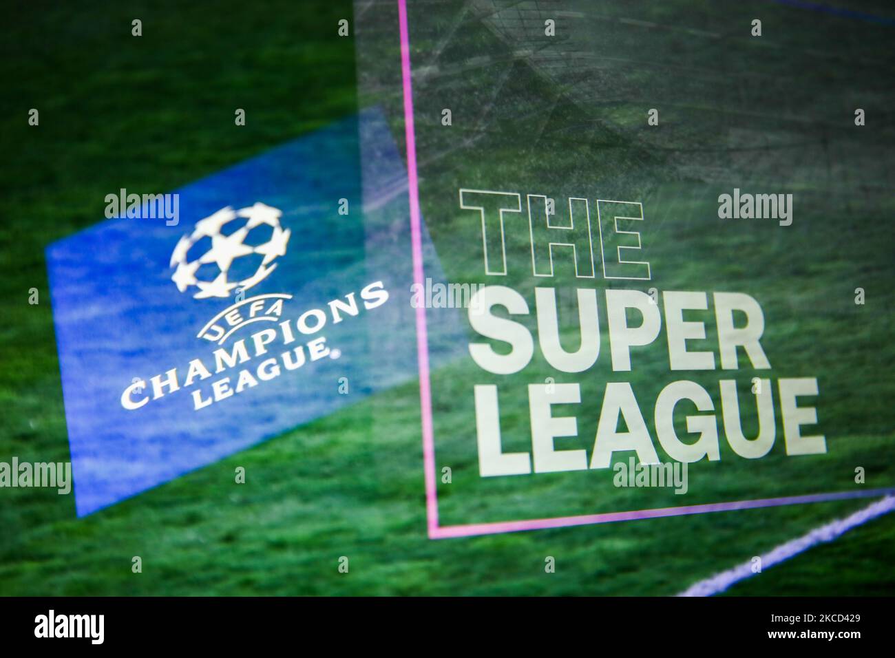 Il logo UEFA Champions League visualizzato sullo schermo di un telefono e il logo Super League visualizzato su uno schermo sono visibili in questa foto di esposizione multipla scattata a Cracovia il 20 aprile 2021. (Foto Illustrazione di Jakub Porzycki/NurPhoto) Foto Stock