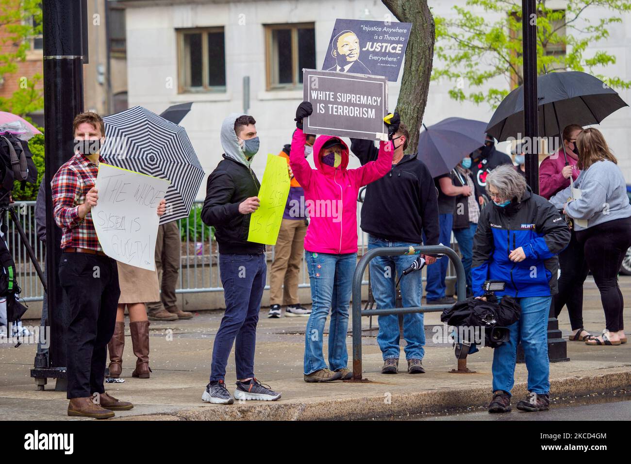 La gente tiene i segni durante un rally celebrativo al tribunale della contea di Hamilton dopo l'annuncio del verdetto nel processo di Derek Chauvin, martedì 20 aprile 2021, a Cincinnati, Ohio, Stati Uniti. (Foto di Jason Whitman/NurPhoto) Foto Stock