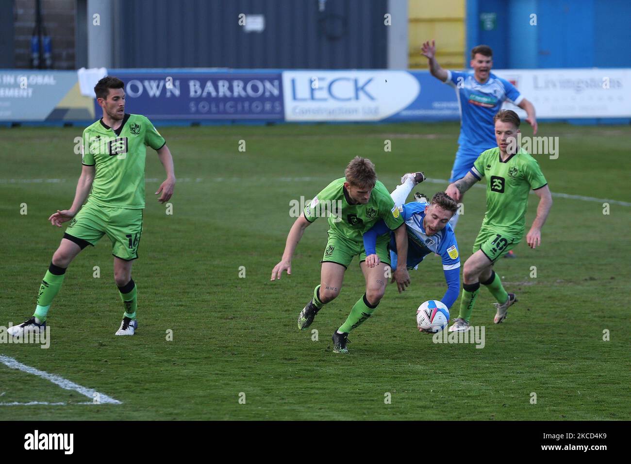 Tom Beadling di Barrow scende dopo una sfida di Nathan Smith di Port vale che rivendica una sanzione durante la partita della Sky Bet League 2 tra Barrow e Port vale a Holker Street, Barrow-in-Furness martedì 20th aprile 2021. (Foto di Mark Fletcher/MI News/NurPhoto) Foto Stock