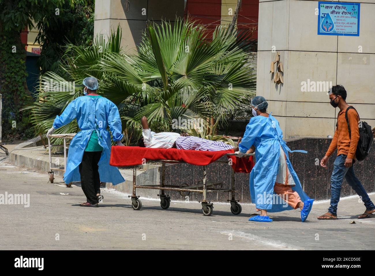 Il 21 aprile 2021 un paziente è stato portato via per un test in un reparto COVID-19 presso un ospedale di Kolkata, in India. L'India ha registrato più di 2,9 casi Lakh e 2000 morti ieri, i paesi più alti picchi ancora secondo i media indiani rapporto. (Foto di Debarchan Chatterjee/NurPhoto) Foto Stock