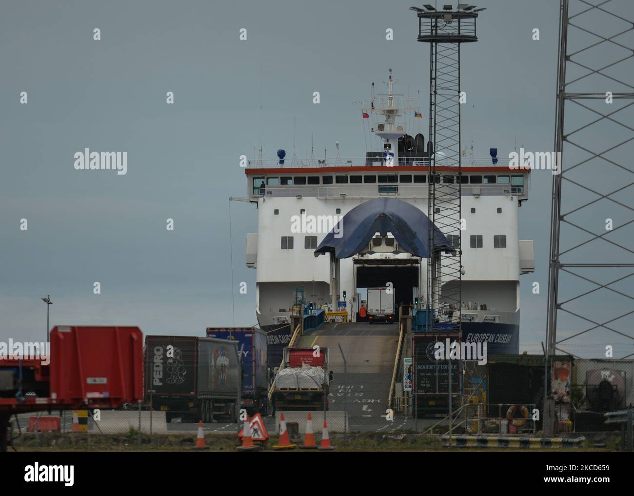 Auto e camion a bordo della Larne a Cairnryan traghetto a Larne Harbor nella contea di Antrim. Martedì 20 aprile 2021, a Larne, County Antrim, Irlanda del Nord (foto di Artur Widak/NurPhoto) Foto Stock