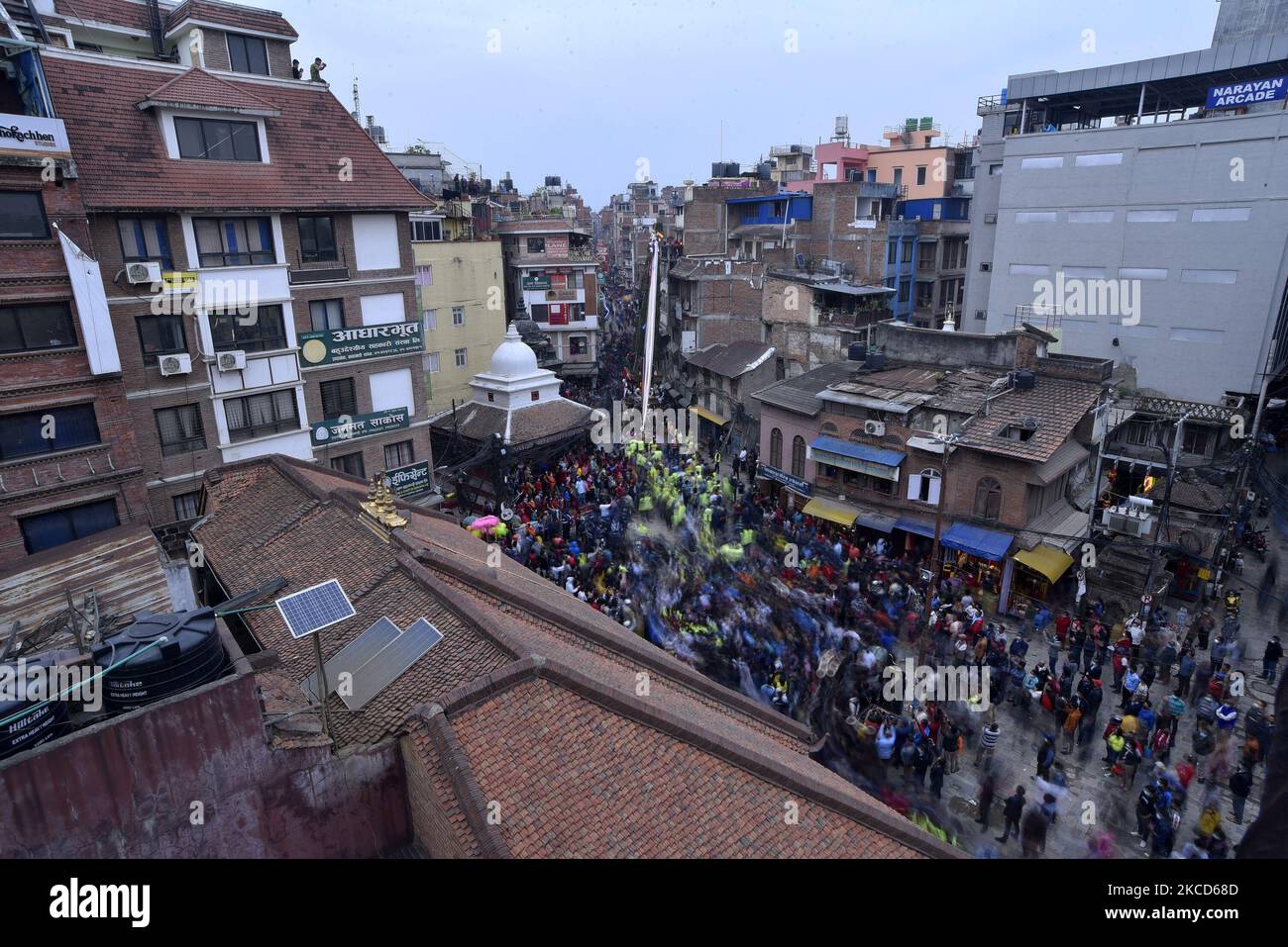 Devoti nepalesi che tirano il carro di Seto Machindranth insieme con la precauzione principale che indossa maschera facciale e guanti durante la celebrazione del festival annuale di Seto Machindranath Chariot festival a Kathmandu, Nepal Mercoledì, 21 aprile 2021. (Foto di Narayan Maharjan/NurPhoto) Foto Stock