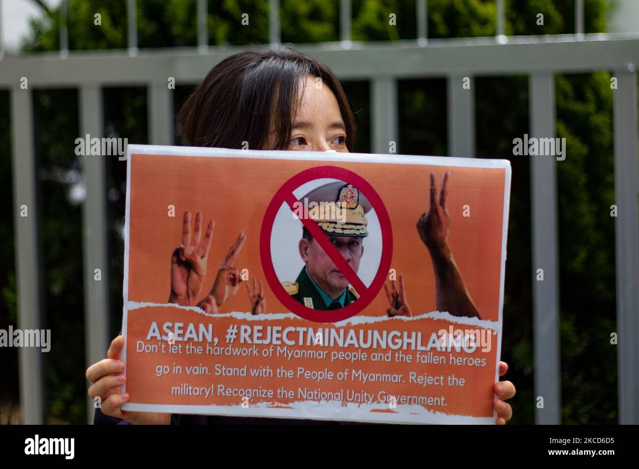 Un attivista del Sud Koean tiene un banner durante una conferenza stampa al di fuori dell'Ambasciata Indonesiana in Corea il 22 aprile 2021 a Seoul, Corea del Sud. I membri della Korean Civil Society Association, che sostiene la democrazia nel Myanmar, tengono una conferenza stampa di emergenza di fronte all'Ambasciata indonesiana in Corea e condannano la partecipazione al vertice dell'ASEAN (Associazione delle Nazioni del Sud-Est asiatico) del comandante principale del regime militare del Myanmar, min Aung Hlaing. (Foto di Chris Jung/NurPhoto) Foto Stock