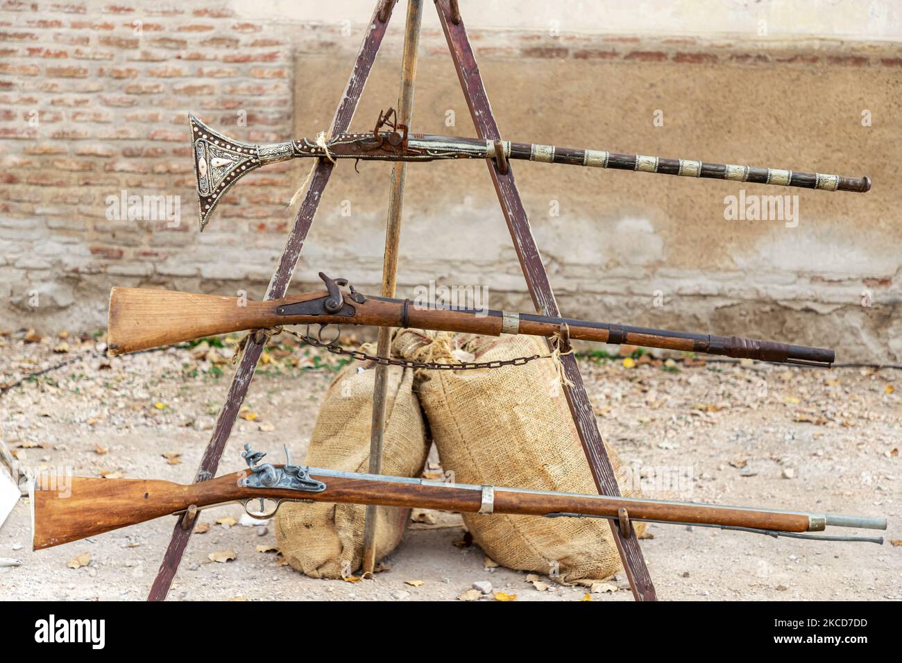 scena all'aperto in vista orizzontale con un espositore con tre arquebus di soldati spagnoli dai terzi del 17th ° secolo Foto Stock