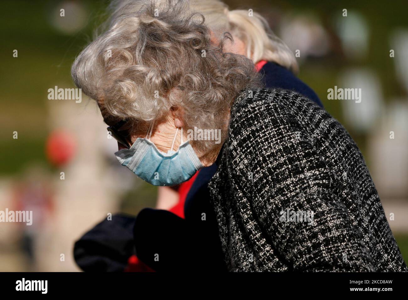 Una donna anziana che indossa due maschere facciali cammina nei Kensington Gardens a Londra, Inghilterra, il 22 aprile 2021. (Foto di David Cliff/NurPhoto) Foto Stock