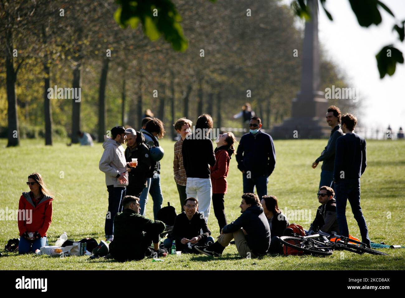 Un gruppo di amici gode di un bel tempo primaverile a Kensington Gardens a Londra, in Inghilterra, il 22 aprile 2021. (Foto di David Cliff/NurPhoto) Foto Stock